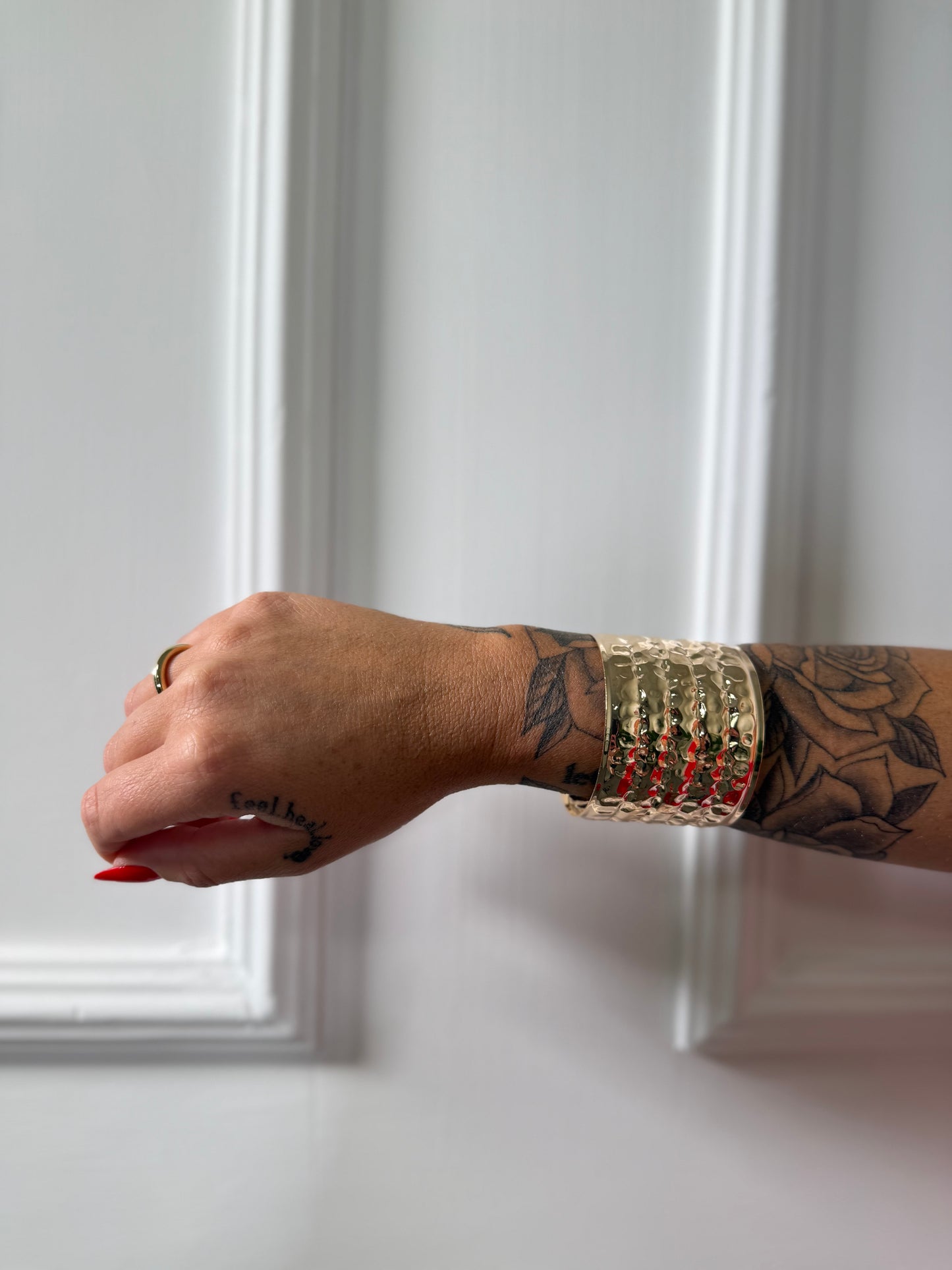 Bracciale rigido martellato (vari colori)