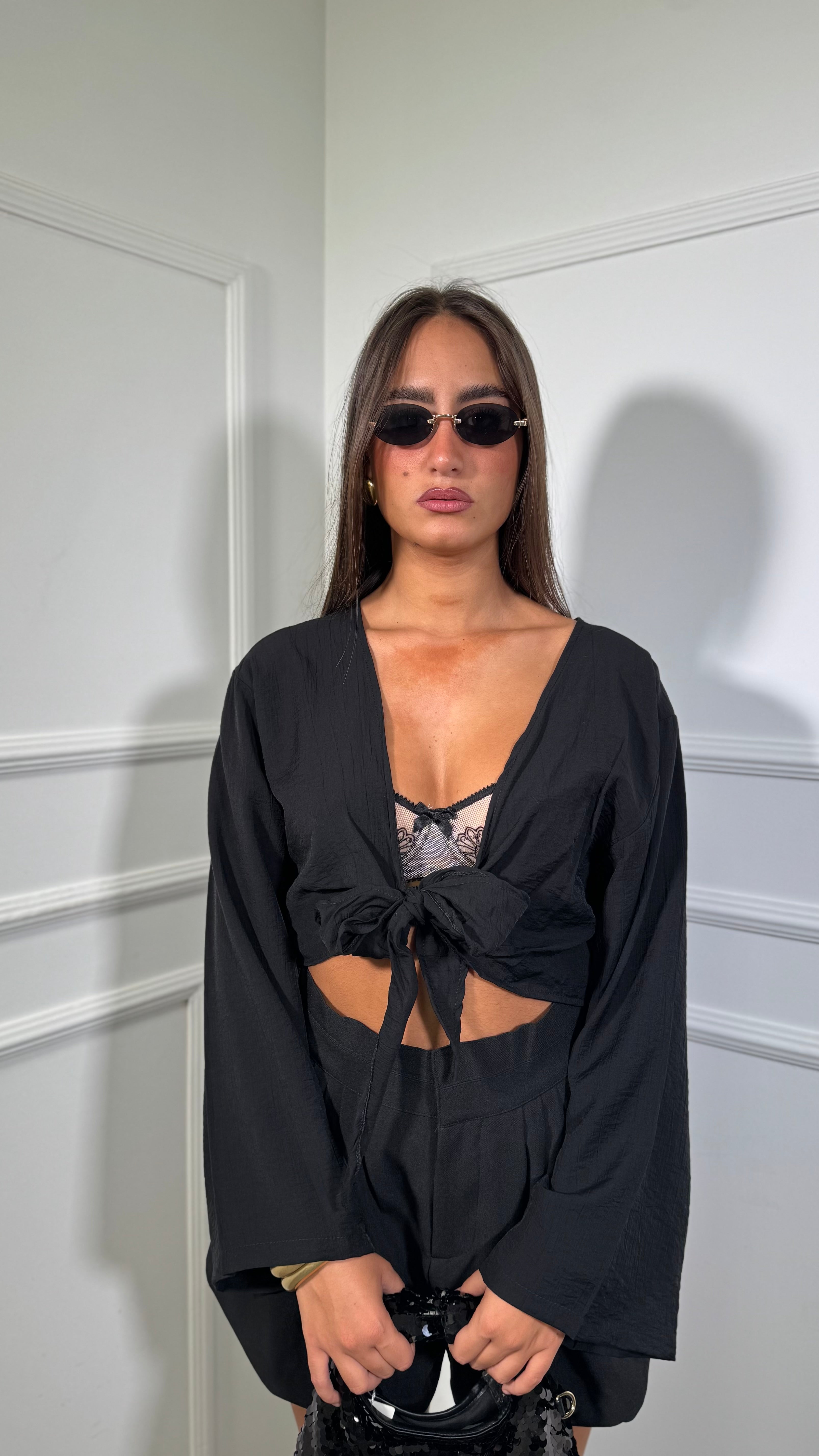 Blusa Crop con fiocco manica campana nera