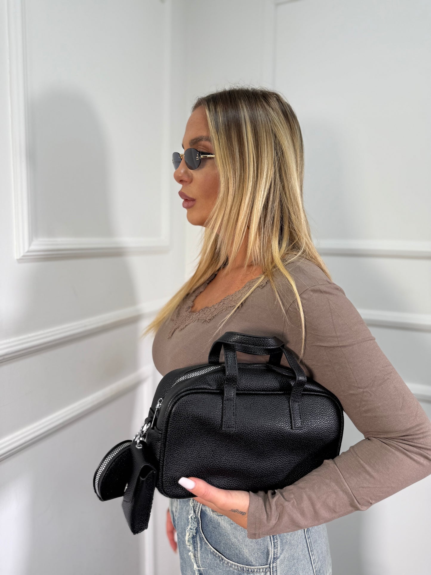 Borsa ecopelle martellata con charm nera