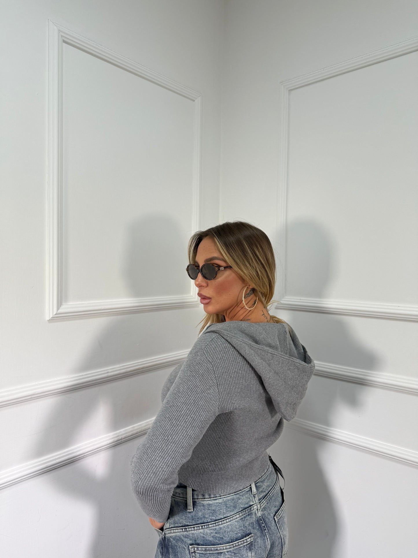 Maglioncino a costine con zip e cappuccio grigio 0828