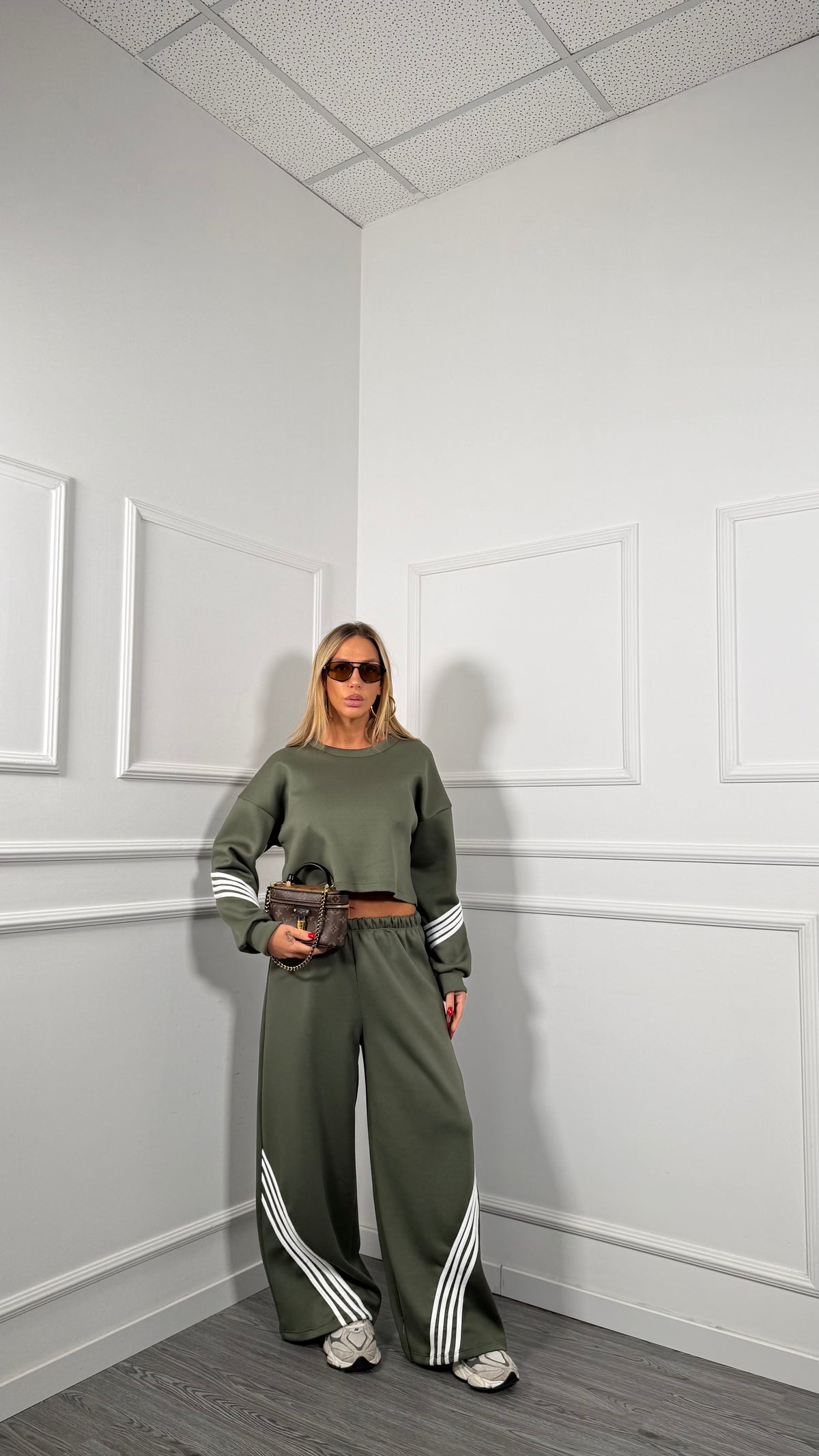 Coordinato tuta nido d’ape bande laterali Yvonne verde militare 6208