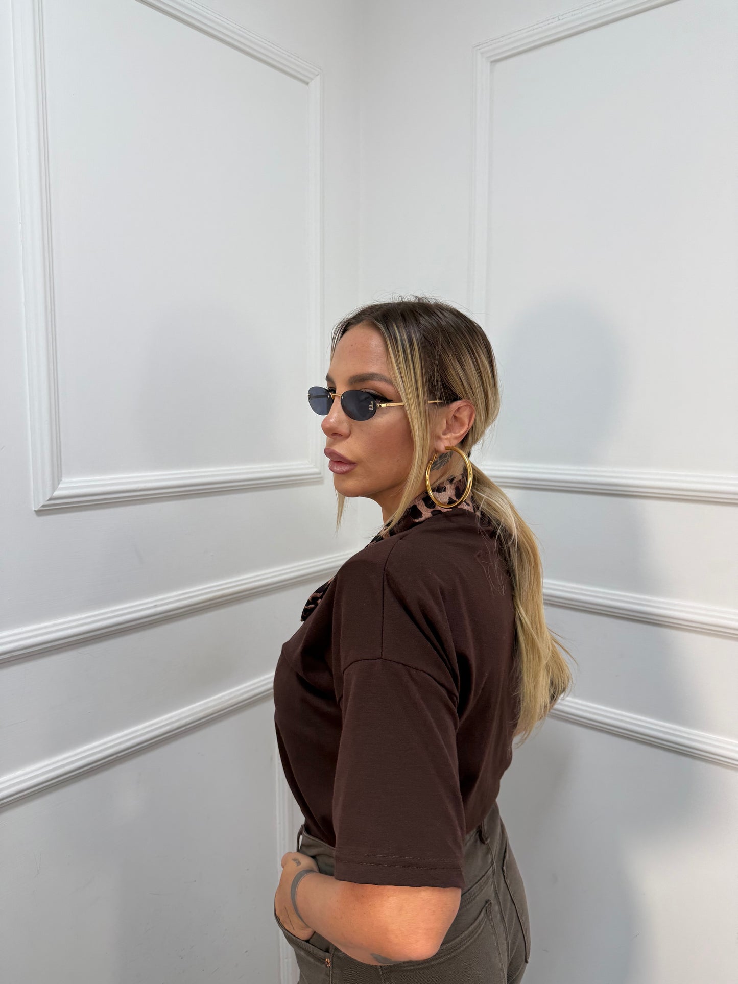 T-shirt spalline con fiocco animalier marrone 54902