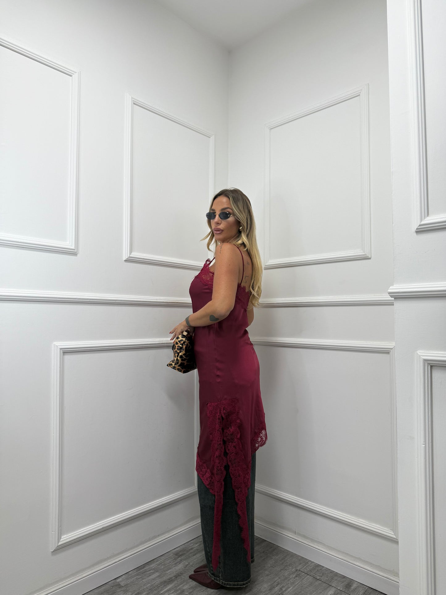 Abito/Top asimmetrico in raso e pizzo bordeaux