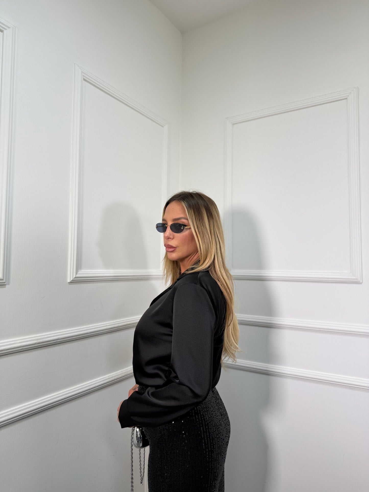 Camicia in satin drappeggiata Ellen nera 2234