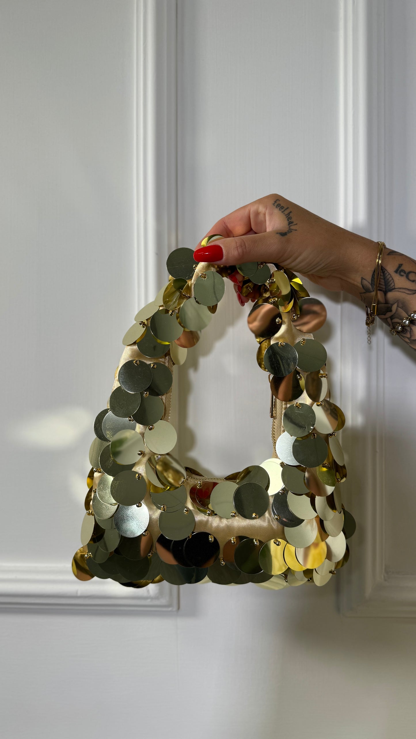 Borsa mezza luna macro paillettes oro