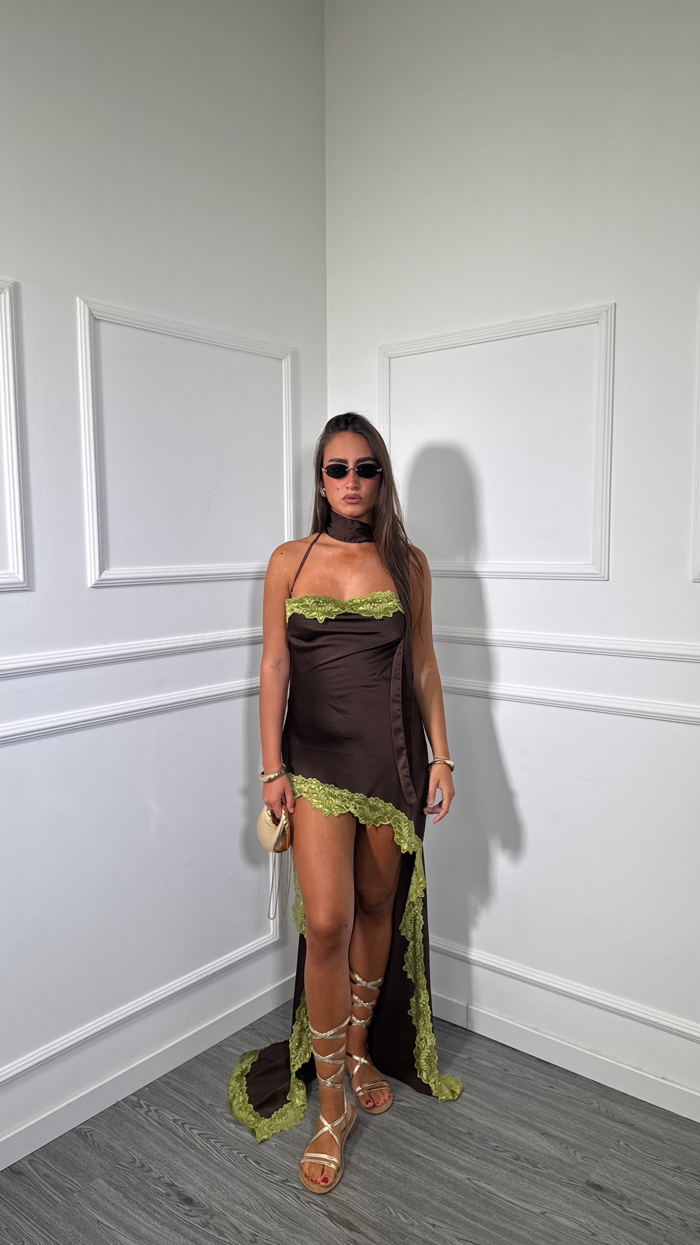 Abito lungo in satin asimmetrico con pizzo Soraya cioccolato 60612