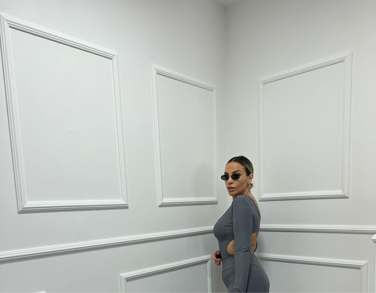 Body scollo sul retro grigio