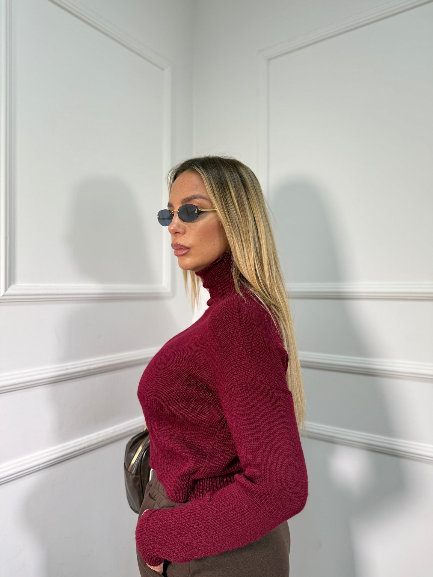 Pullover crop collo alto in maglia bordeaux 022469