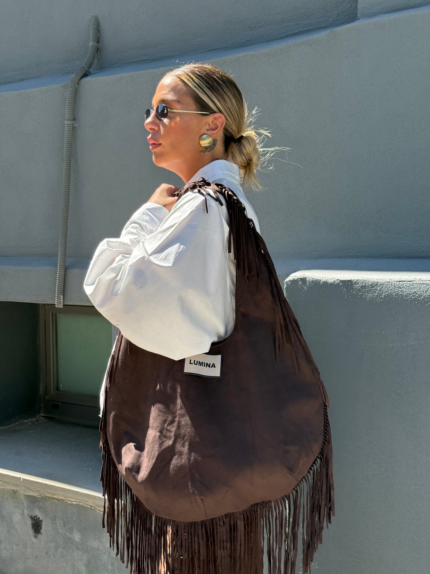Borsa Lumina in eco camoscio con frange marrone ld3430