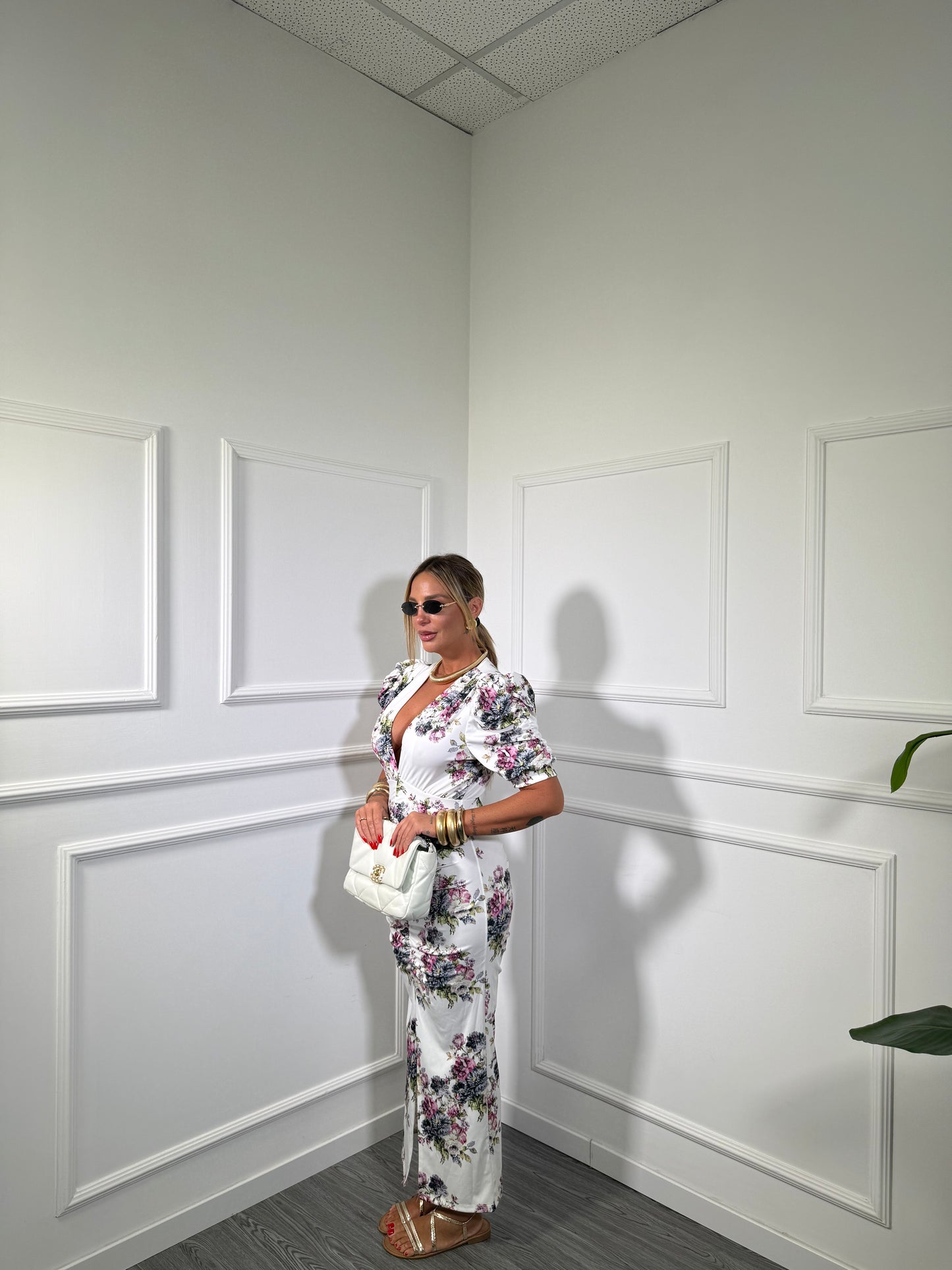 Abito midi in lycra con spalline Sunrise fondo bianco/fiori viola 9141