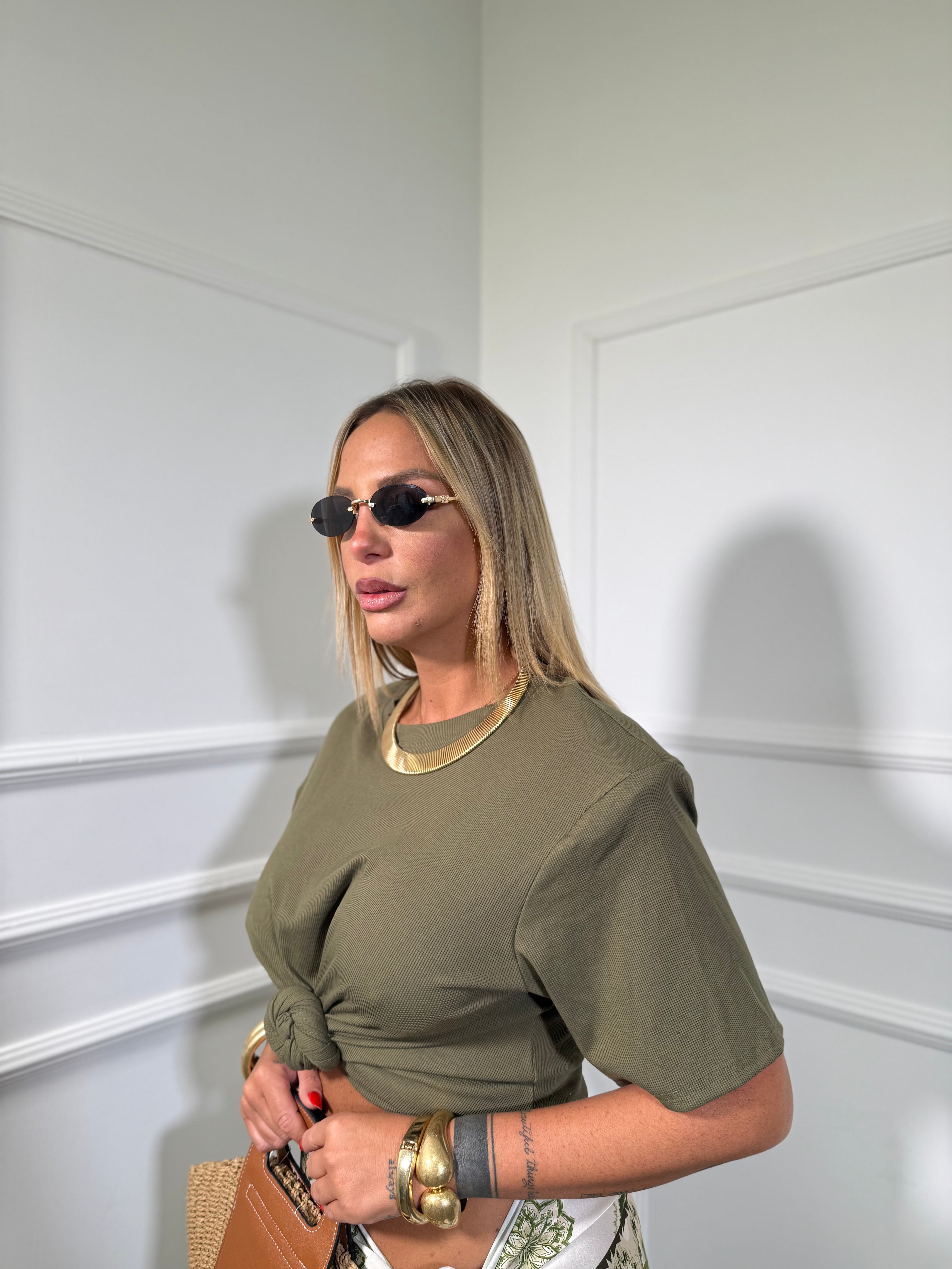 T-shirt crop con nodo e spalline verde militare h25004