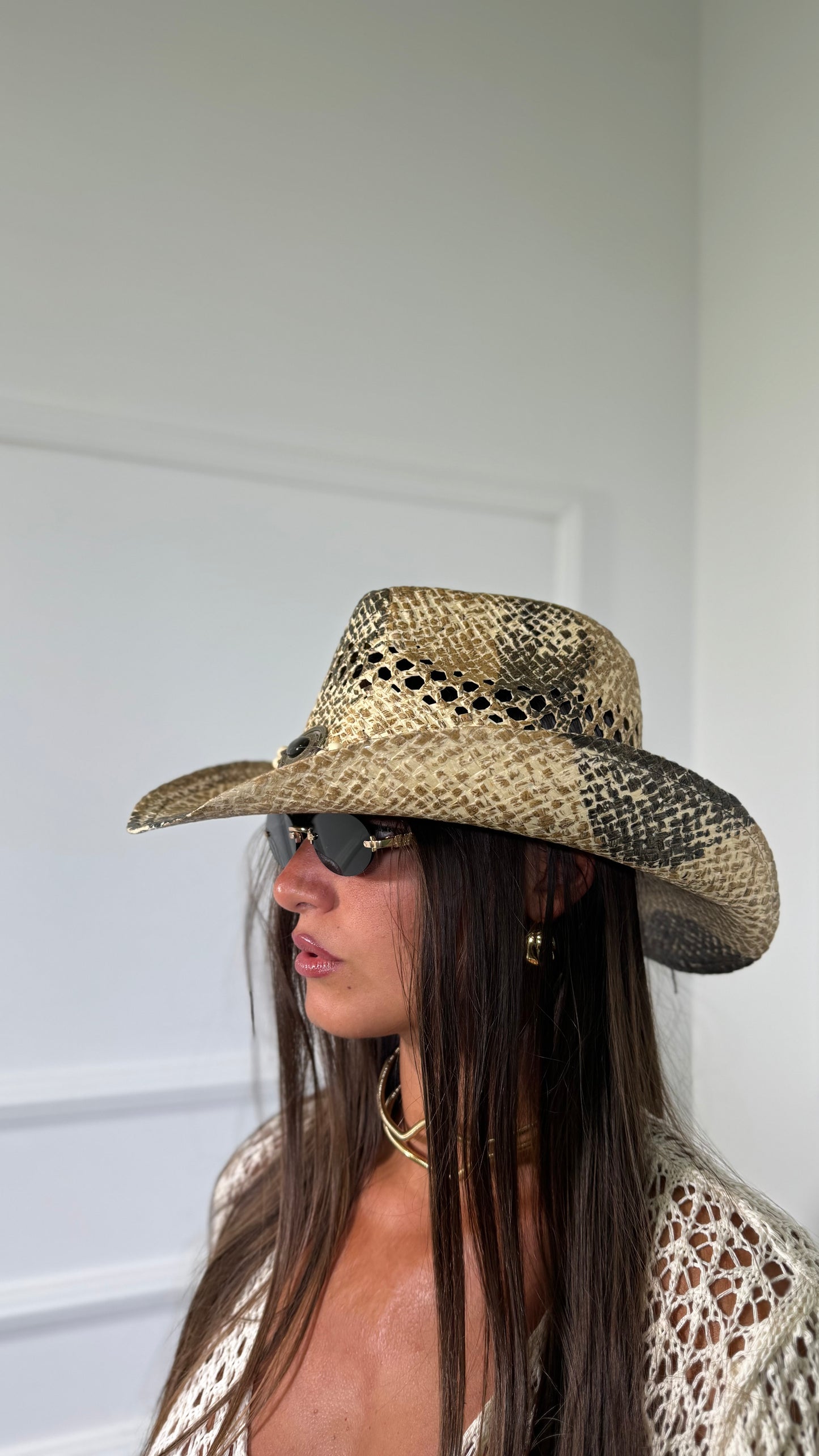 Cappello in vimini pitonato con medaglione