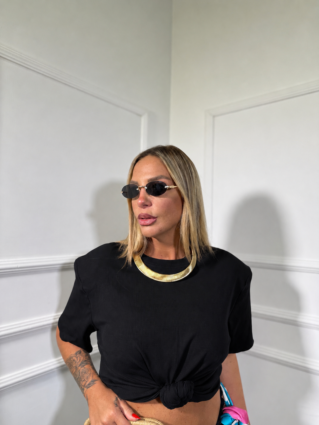 T-shirt crop con nodo e spalline nera h25004