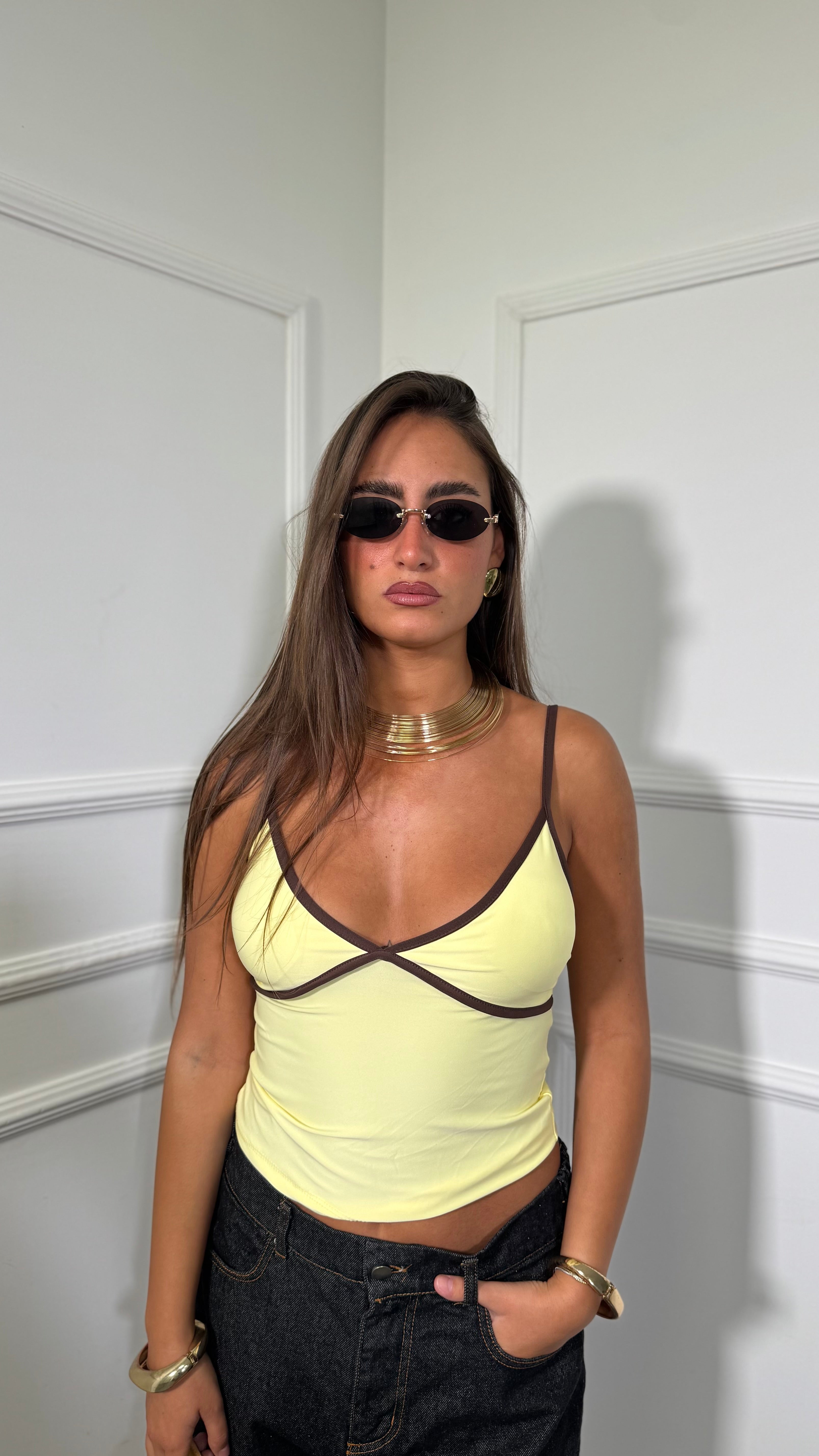 Top in lycra con coppe preformate contrast giallo/marrone
