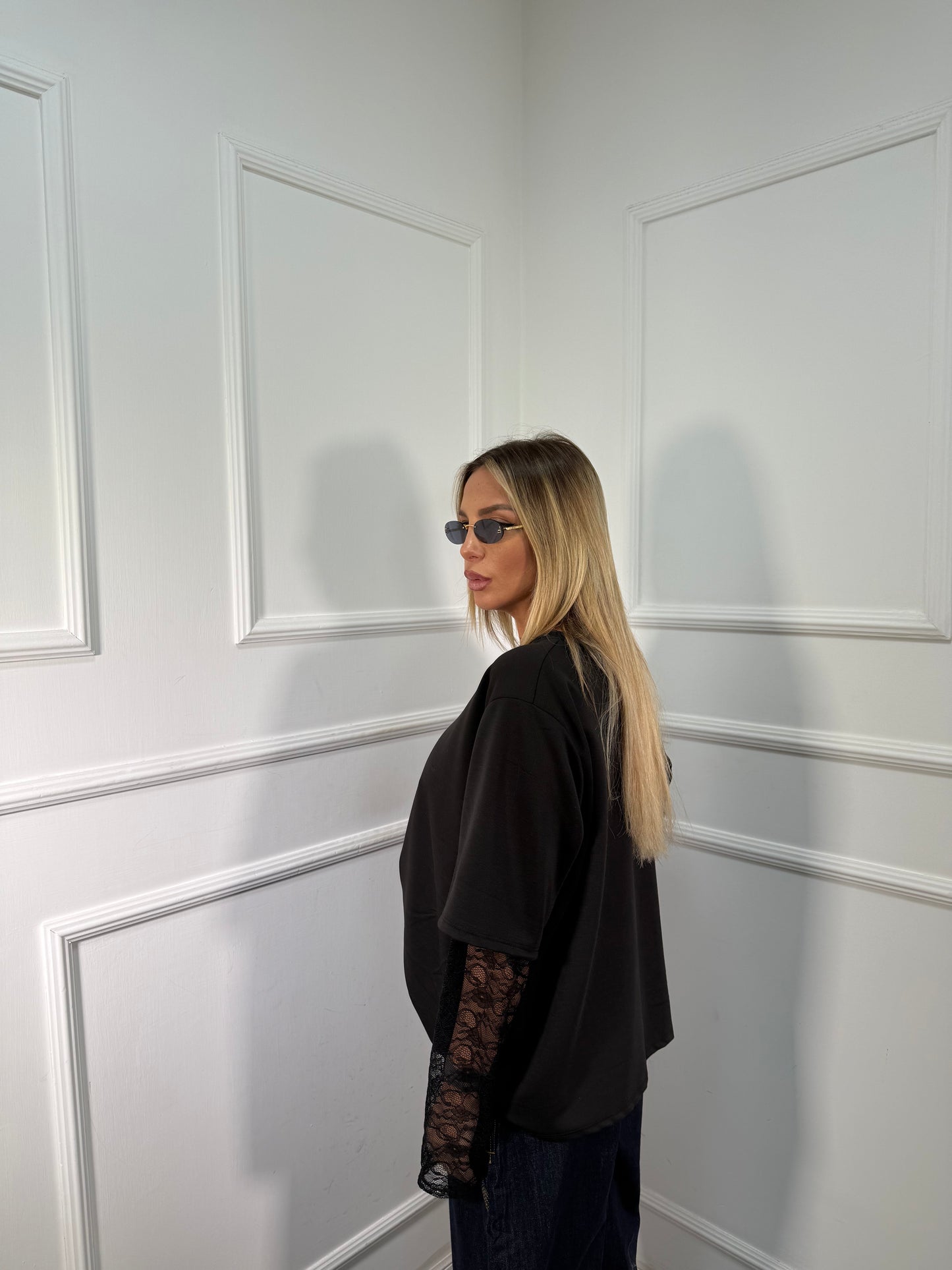 Maxi shirt con maniche in pizzo nera 110146