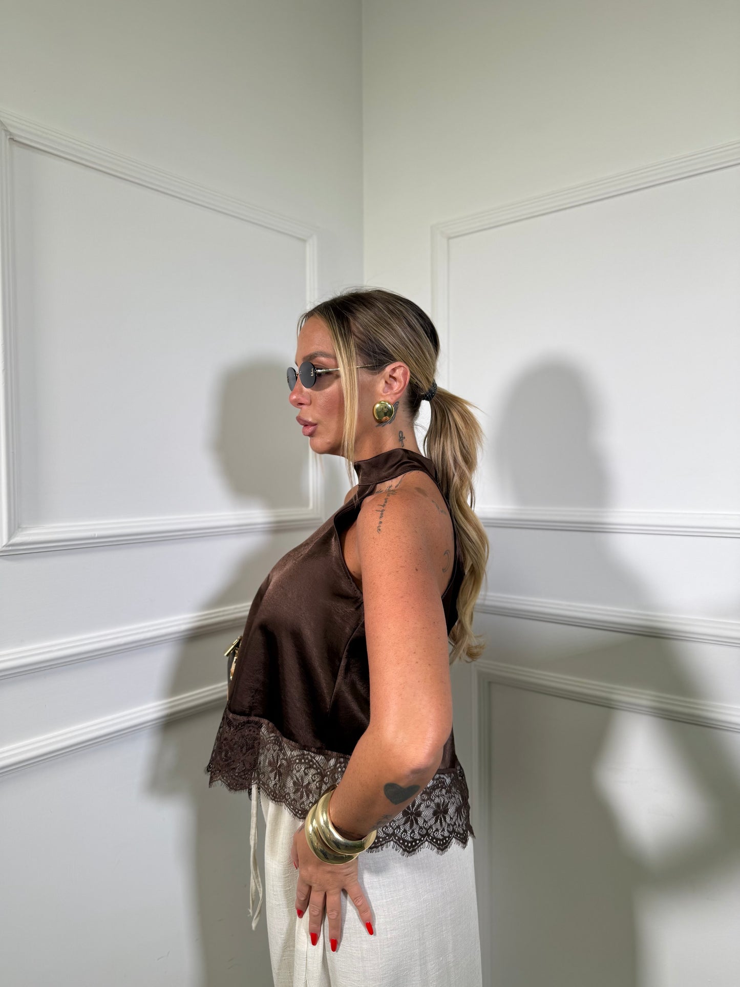 Top asimmetrico in satin con pizzo marrone