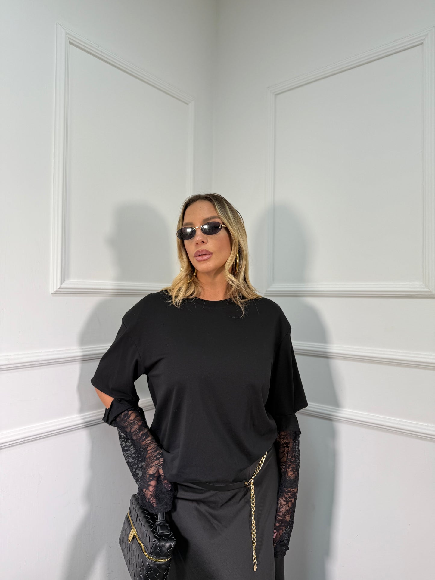 T-shirt con spalline e manicotti in pizzo nera m30382