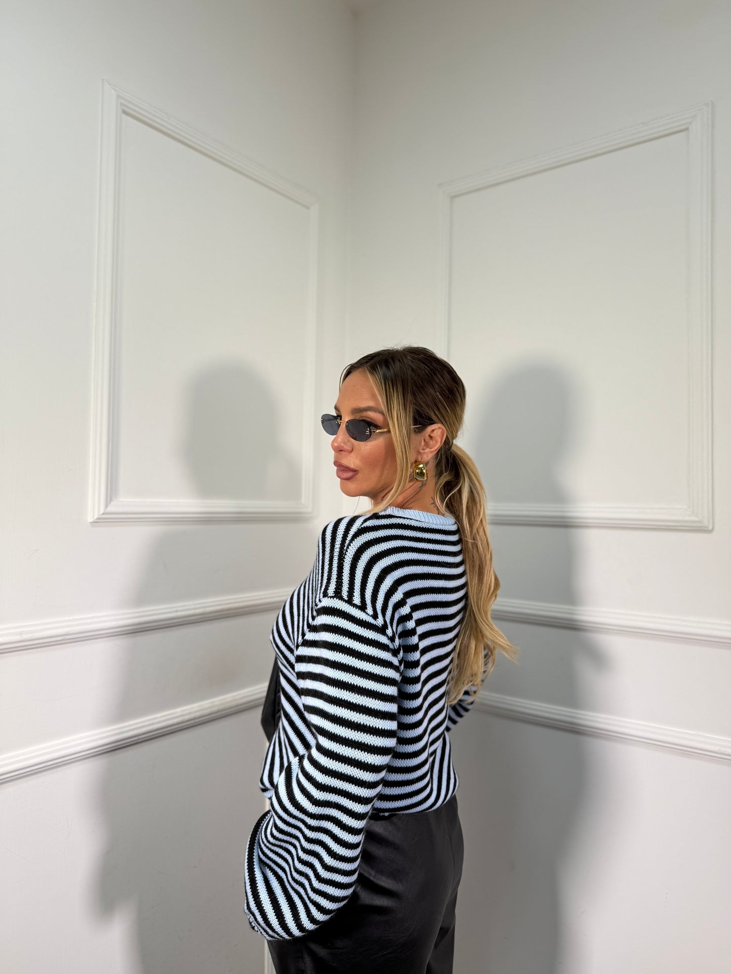 Pullover in maglia a righe manica campana azzurro/nero 025835