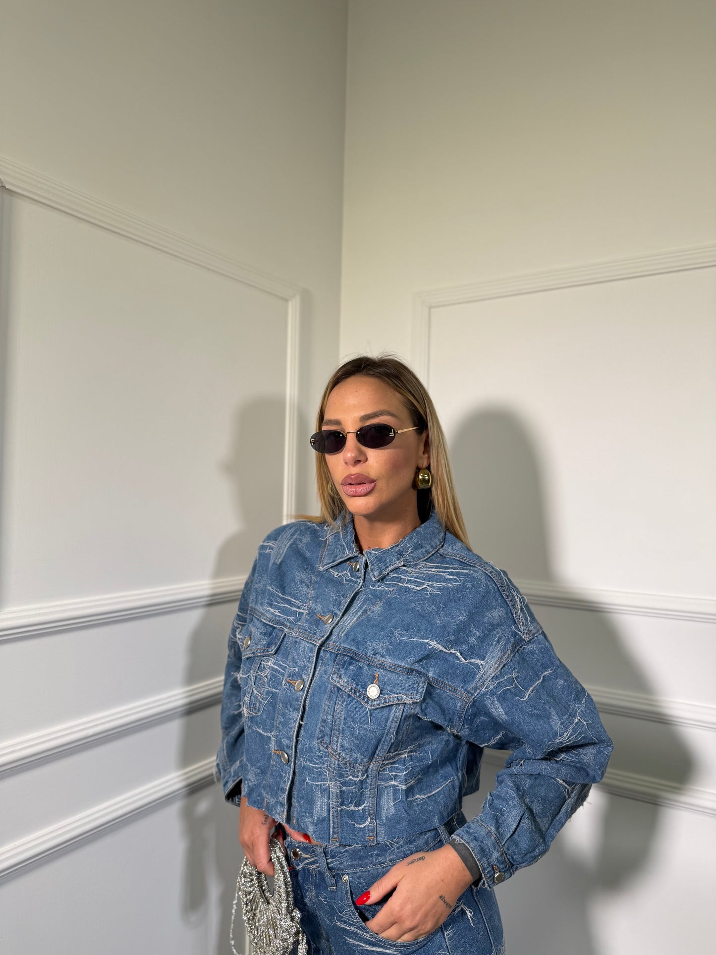 Giacca crop in denim effetto sfrangiato Friday lavaggio medio f108