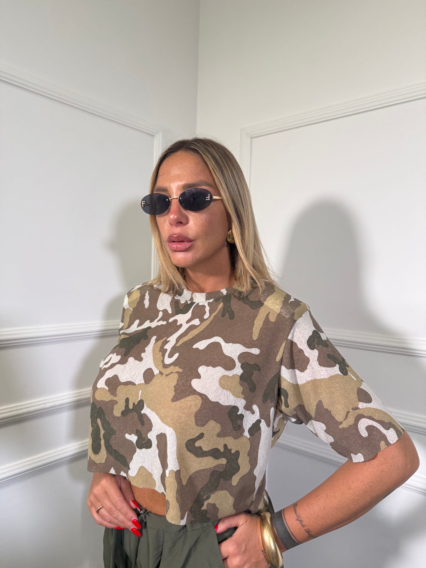 T-shirt crop semivelata con spalline militare verde chiaro