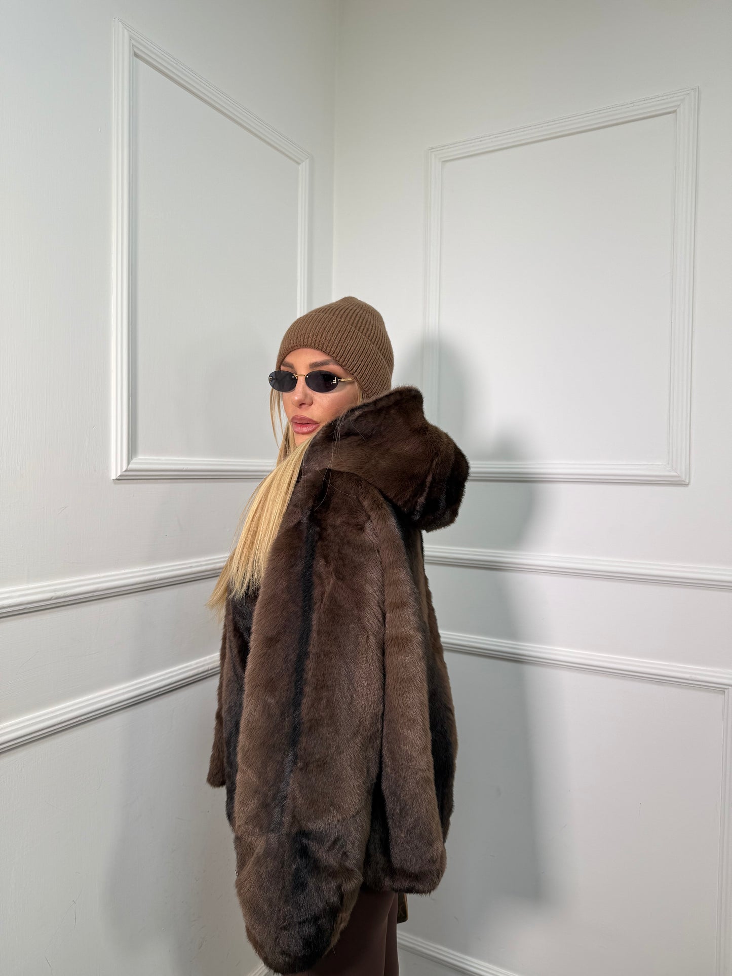 Ecofur con cappuccio e swarovsky Arya cioccolato 5504