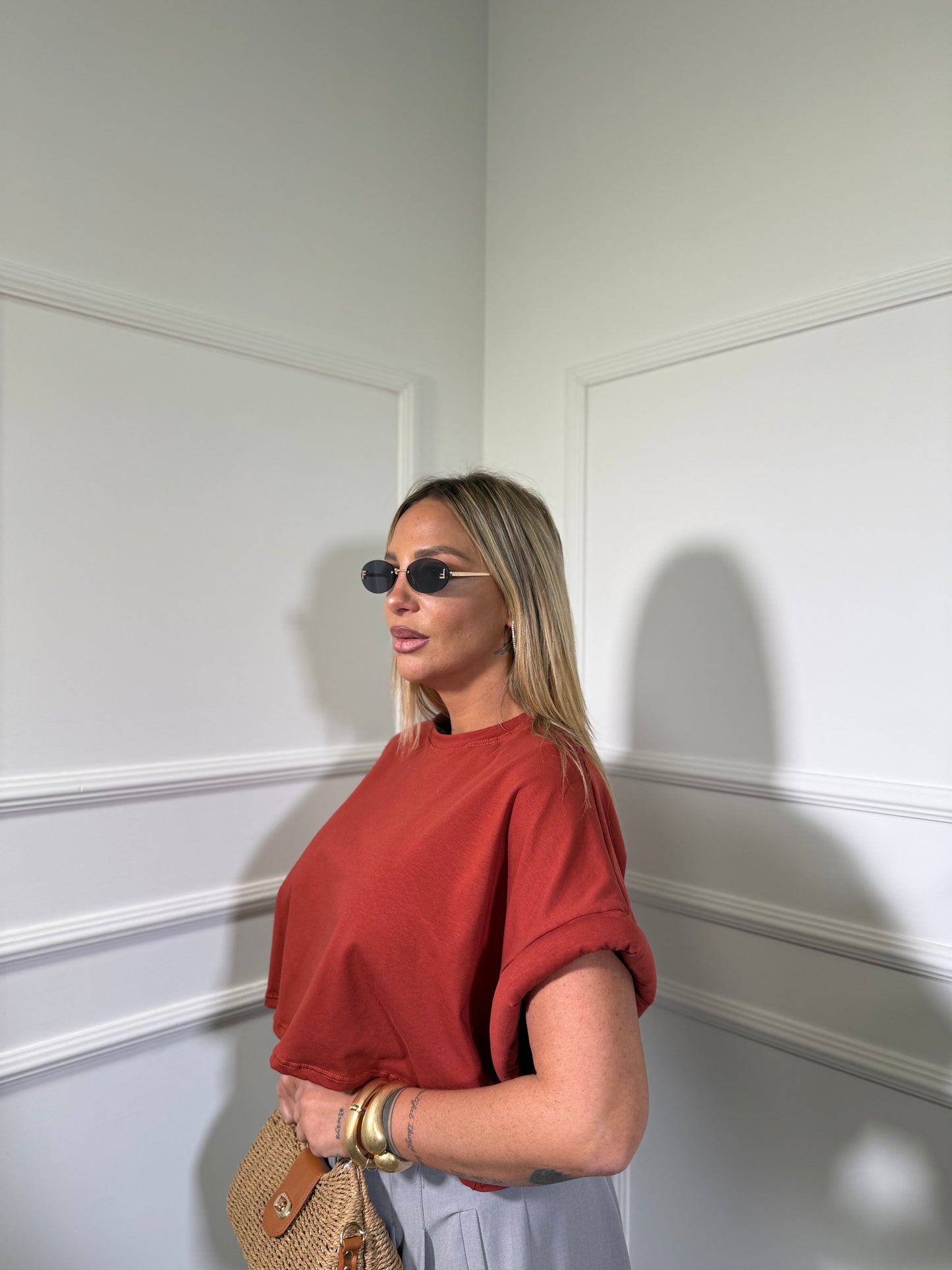 T-shirt crop con spalline e risvolto imbottito coccio 5649