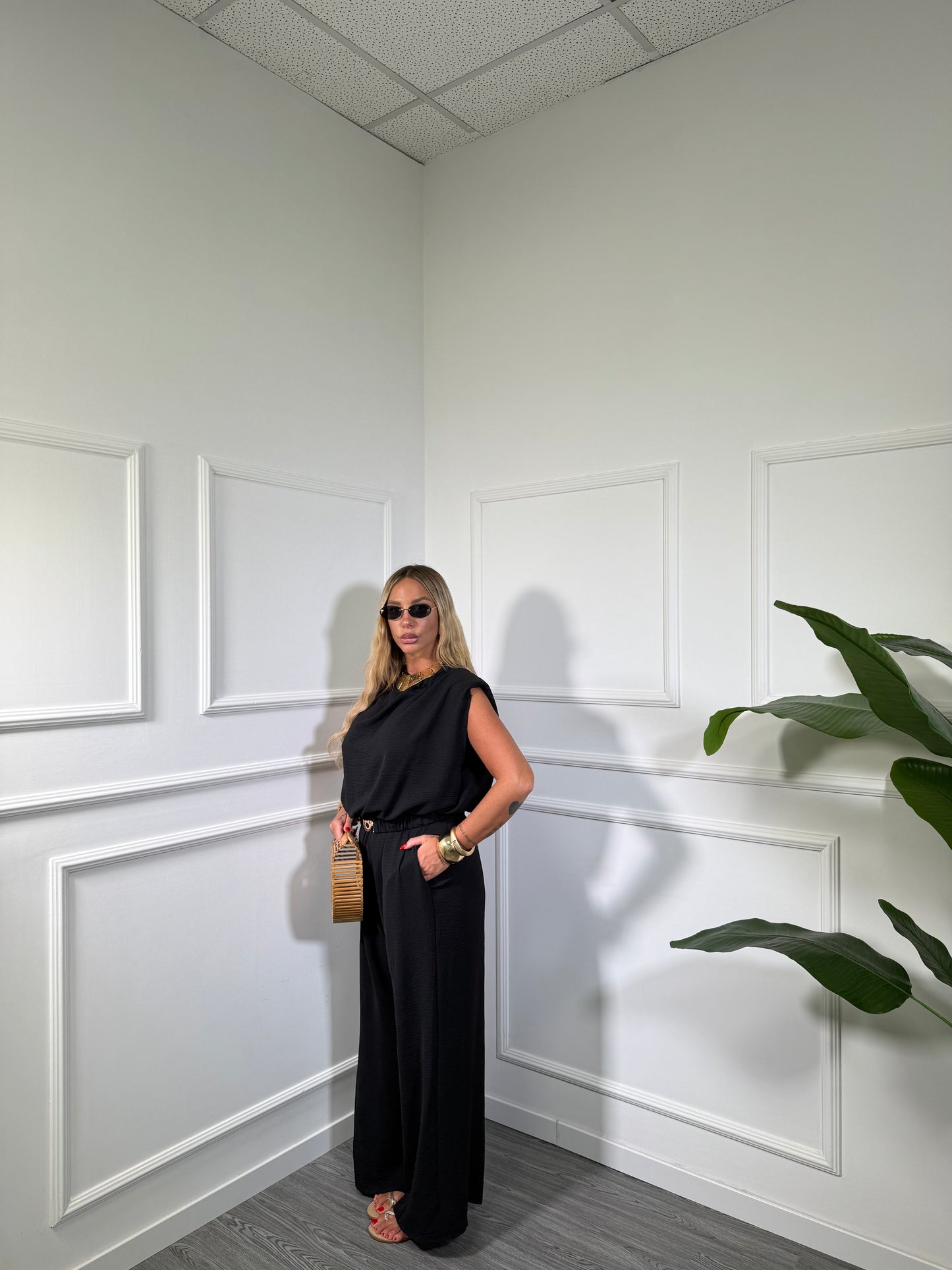 Jumpsuit in viscosa con cintura (CURVY) nera in125431