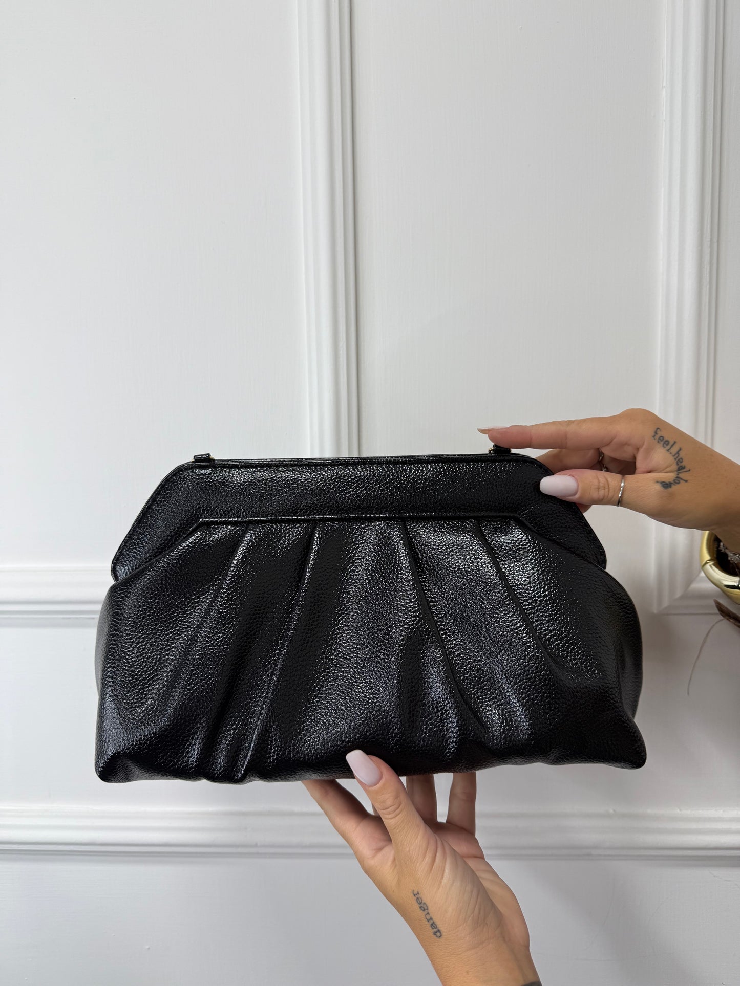 Clutch in ecopelle martellata nera