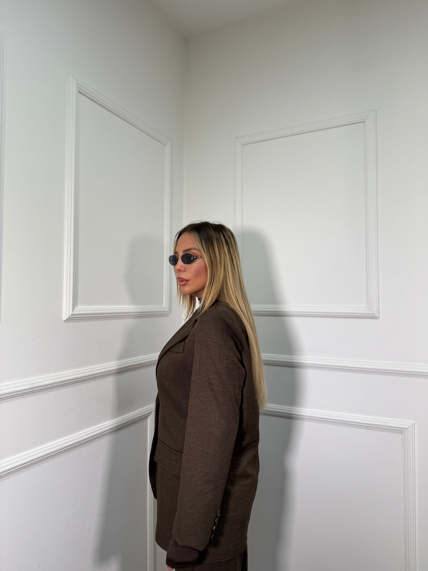 Tailleur con spalline Kendra cacao m10114