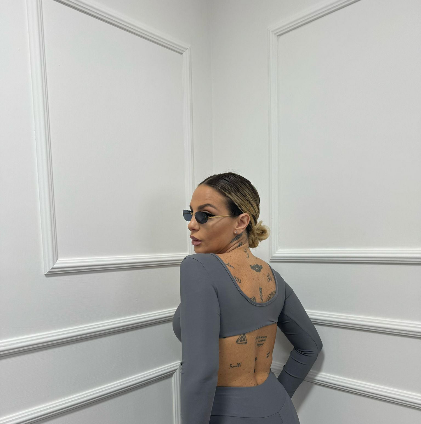 Body scollo sul retro grigio