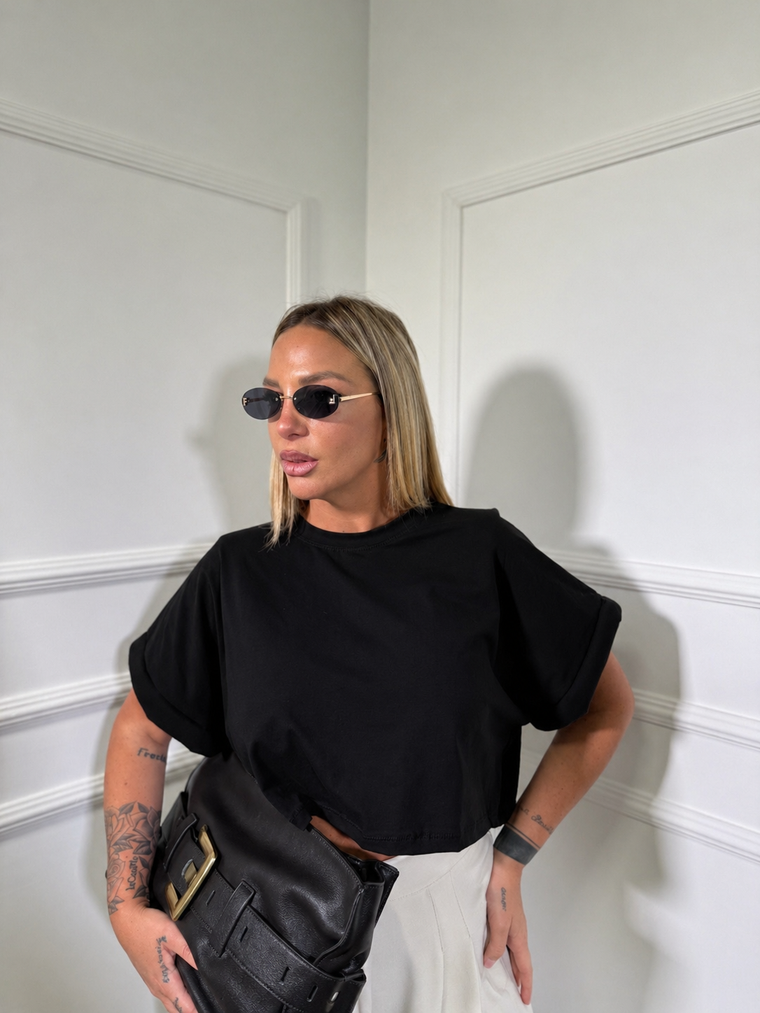 T-shirt crop con spalline e risvolto imbottito nera 5649