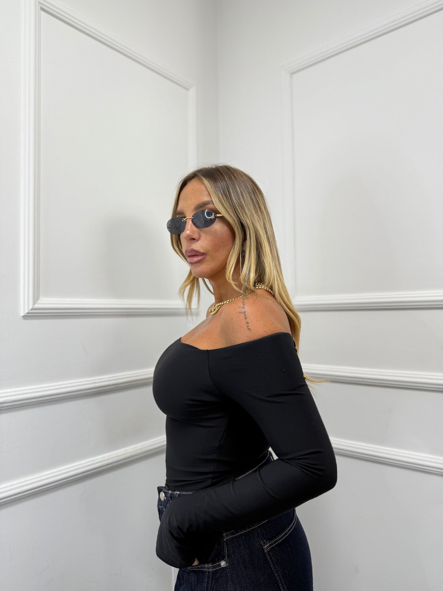 Body scollo a barca con spalline nero 16370