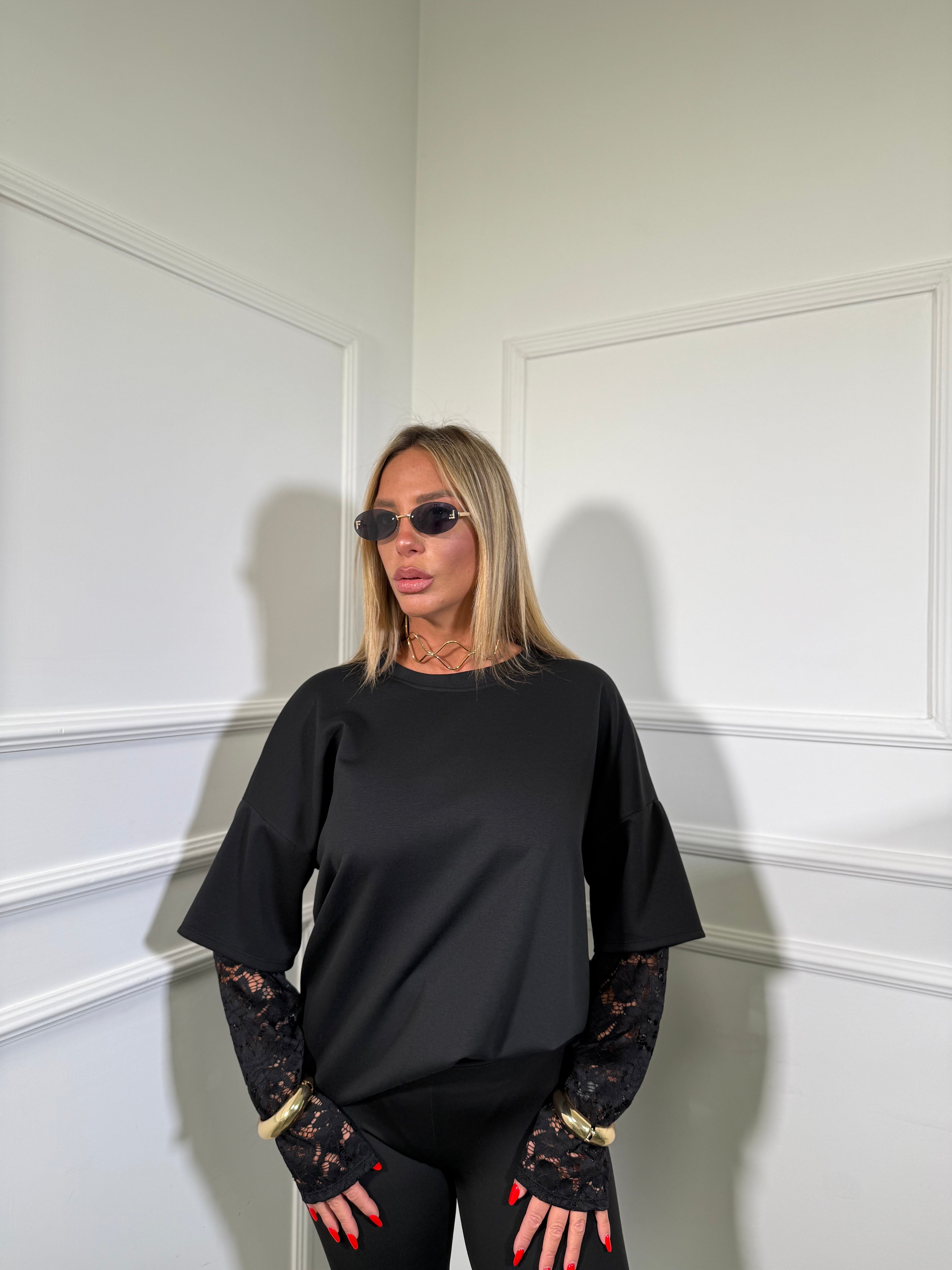 Maxi shirt con maniche in pizzo CURVY nera 8039-v