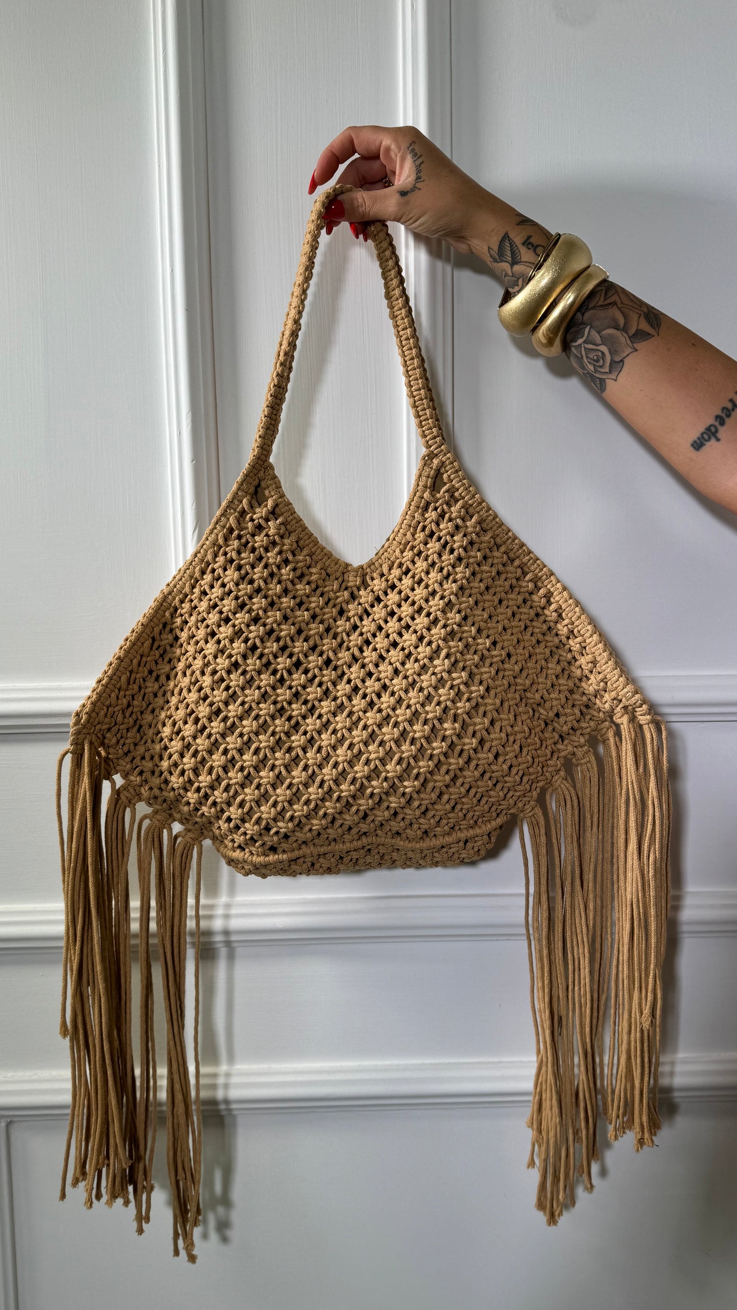 Borsa in crochet con frange camel