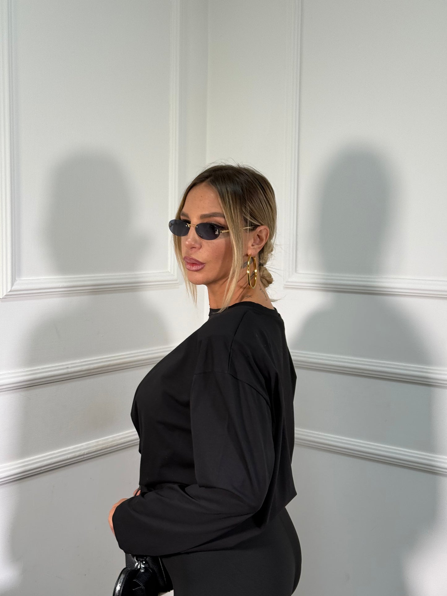 Shirt con spalline oversize nera 2639m