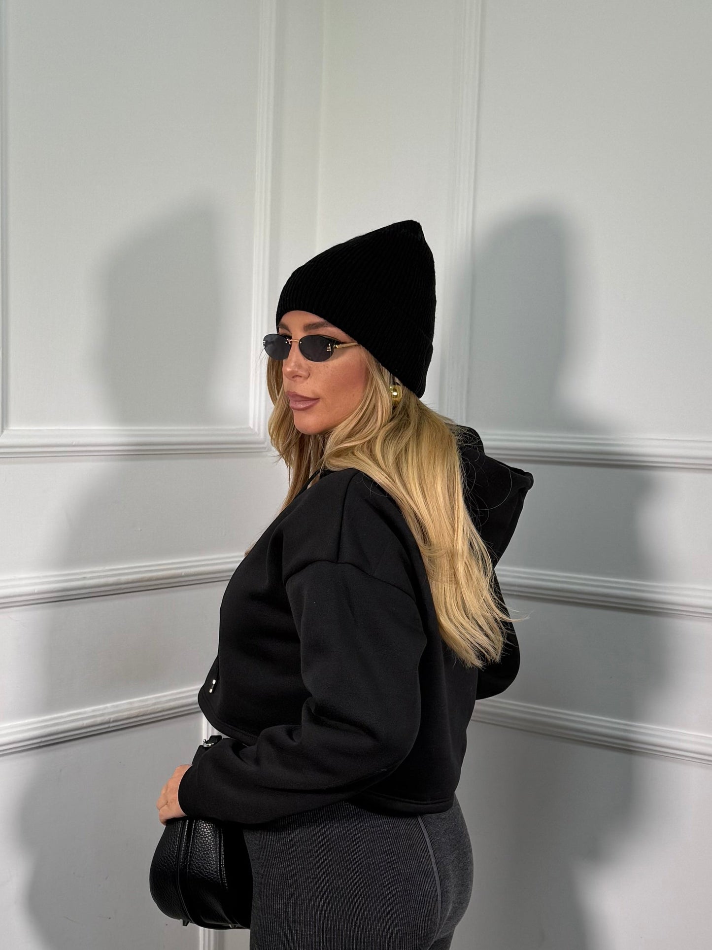 Felpa crop con cappuccio in pile nera