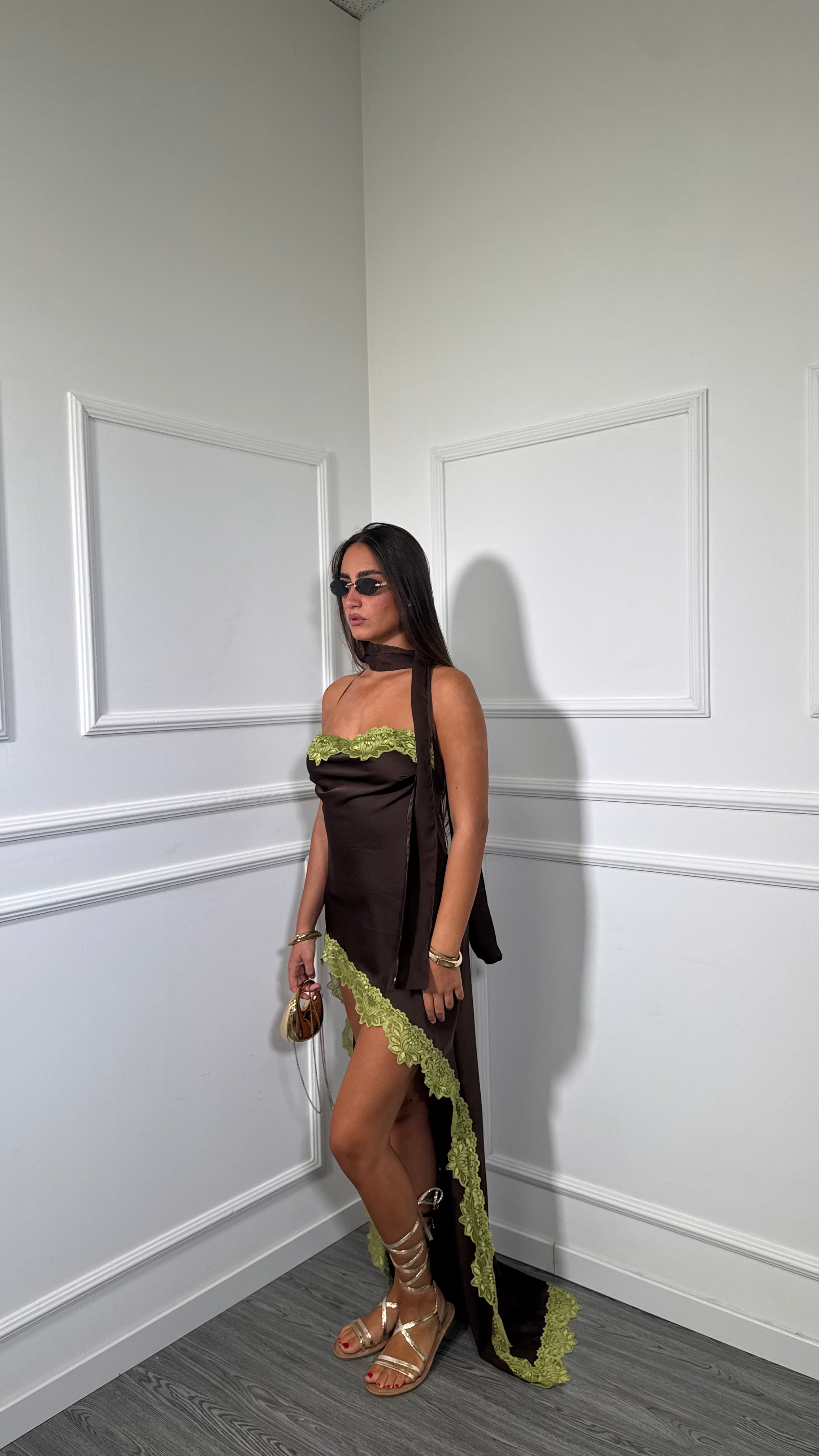 Abito lungo in satin asimmetrico con pizzo Soraya cioccolato 60612
