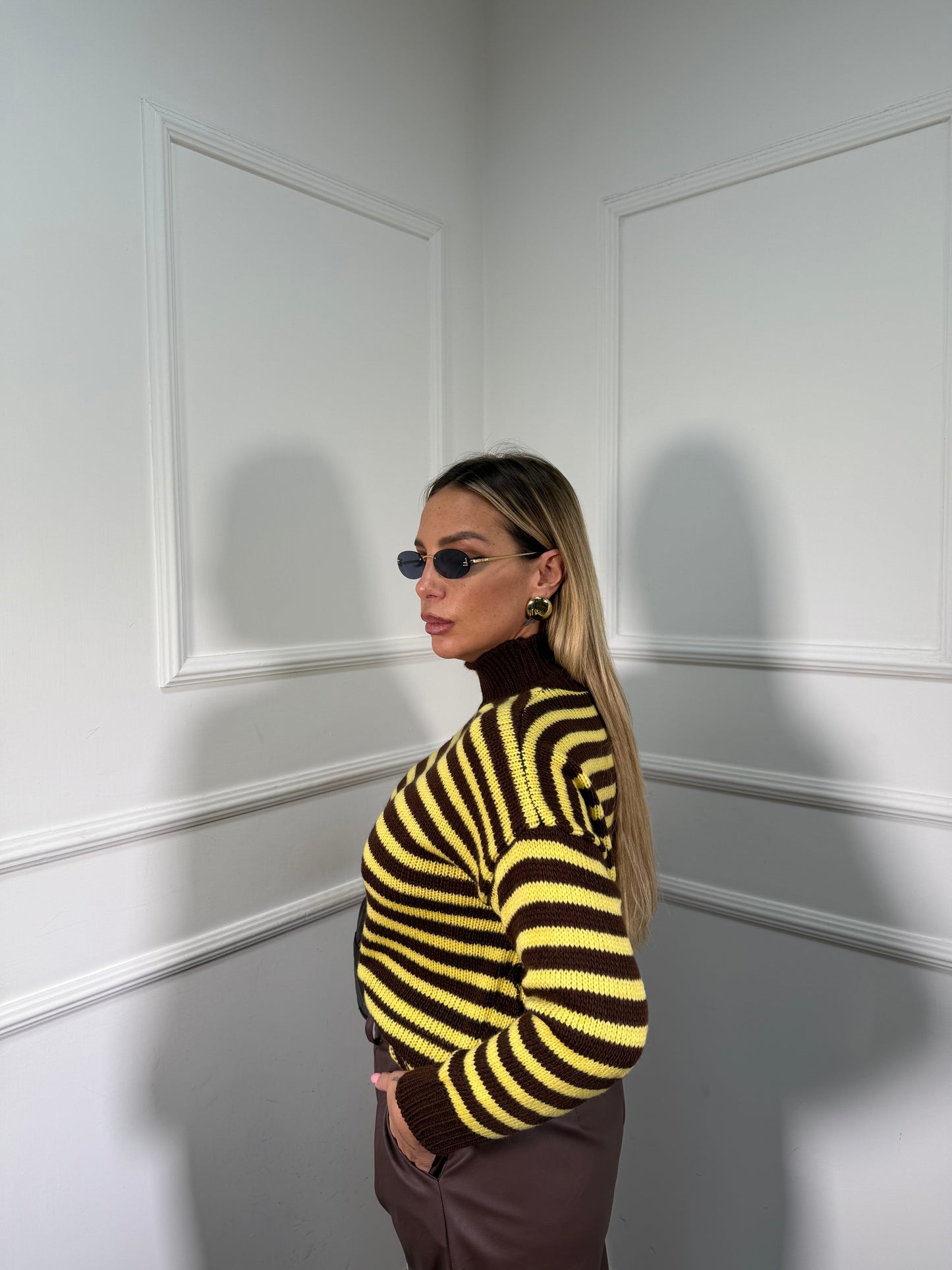 Pullover collo alto in maglia a righe giallo/cacao 025842