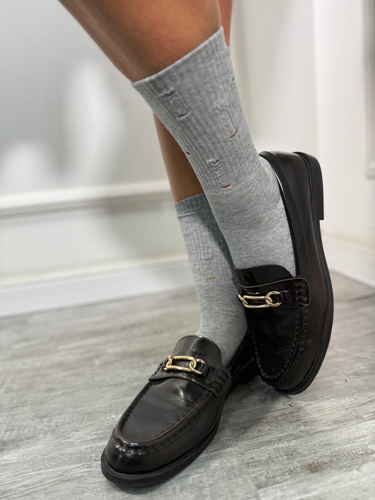 Calzini a costine con strappi grigi