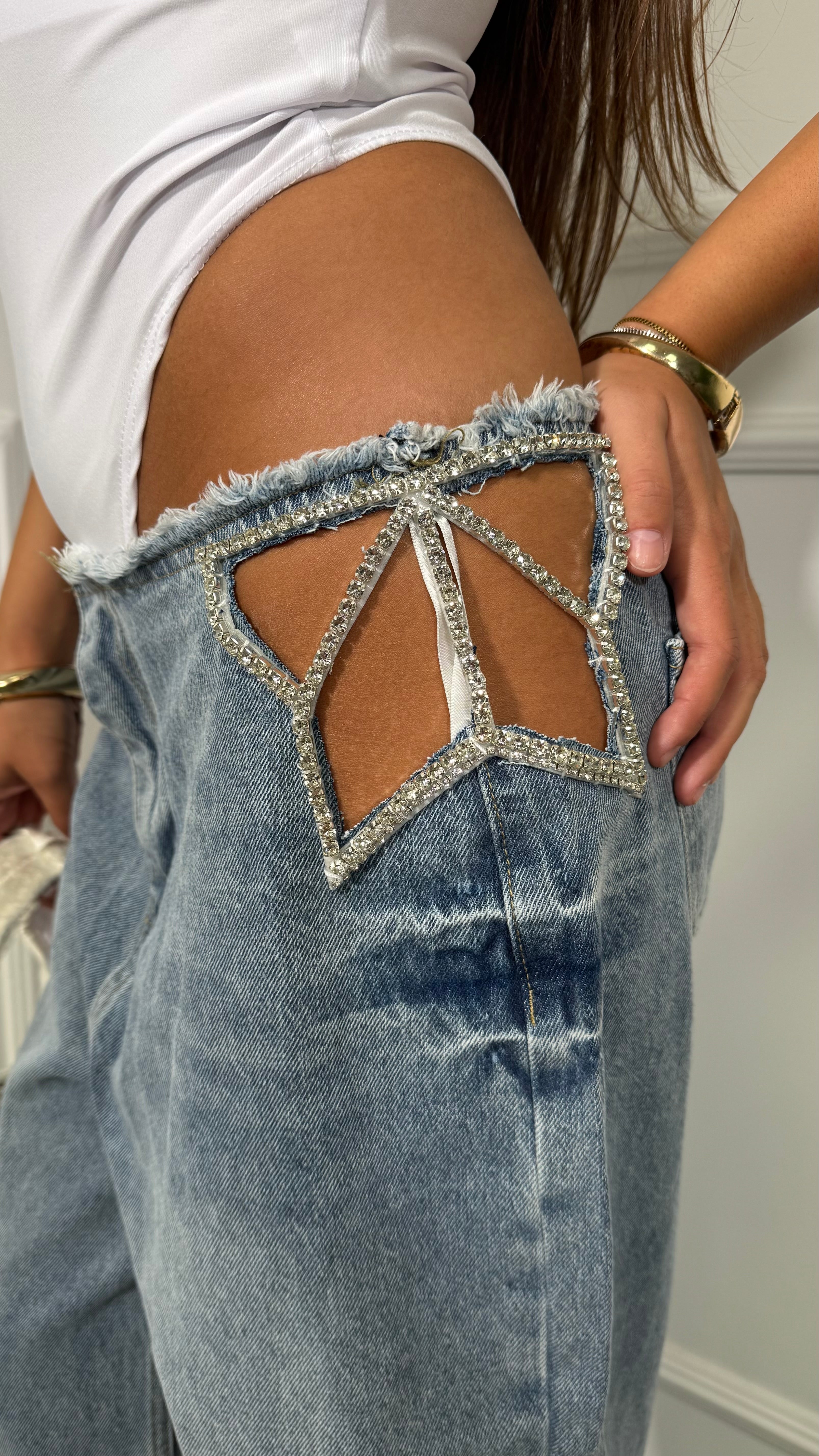 Jeans palazzo con dettaglio gioiello lavaggio medio 91130