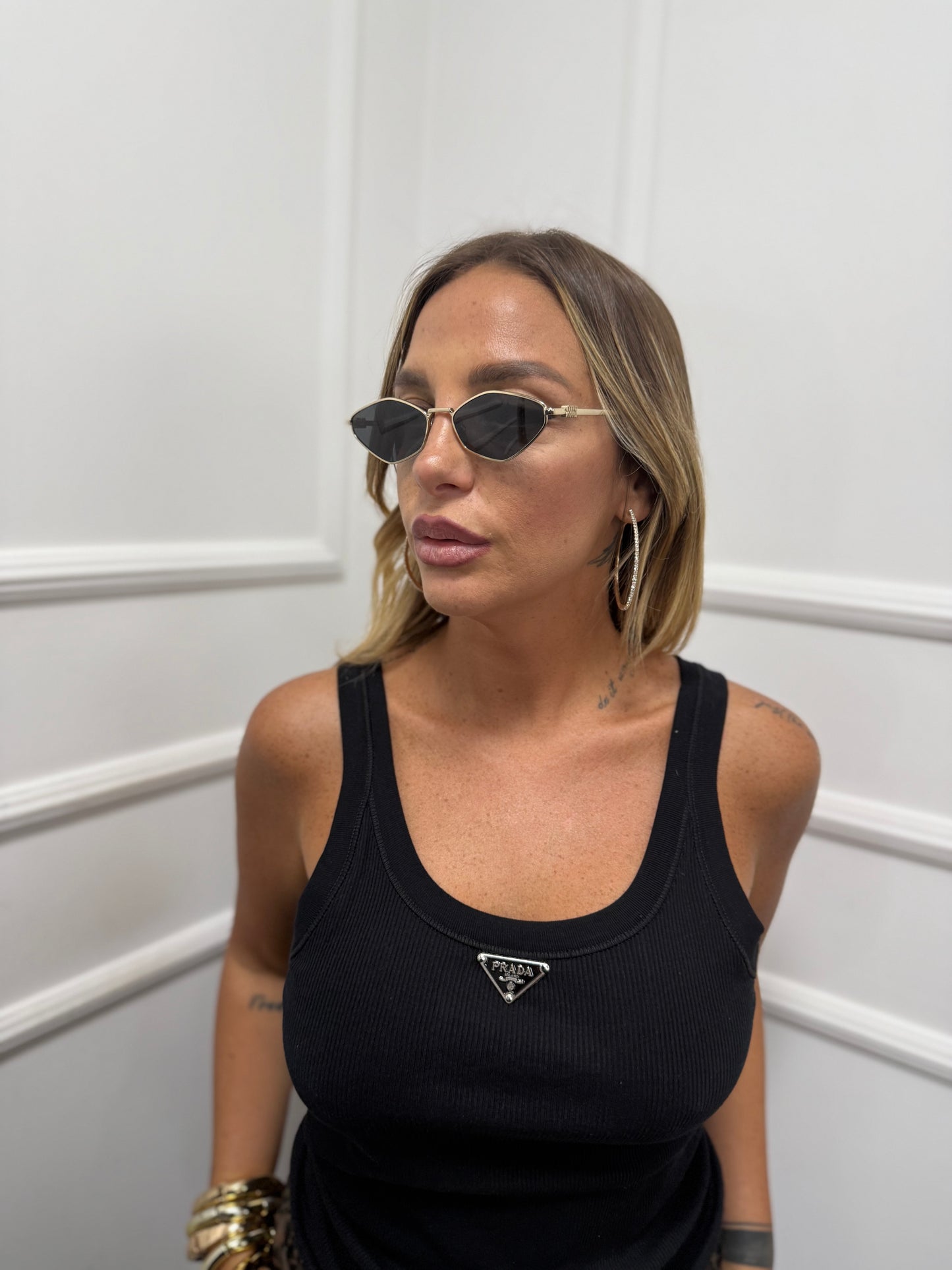 Canotta a costine con targhetta nera