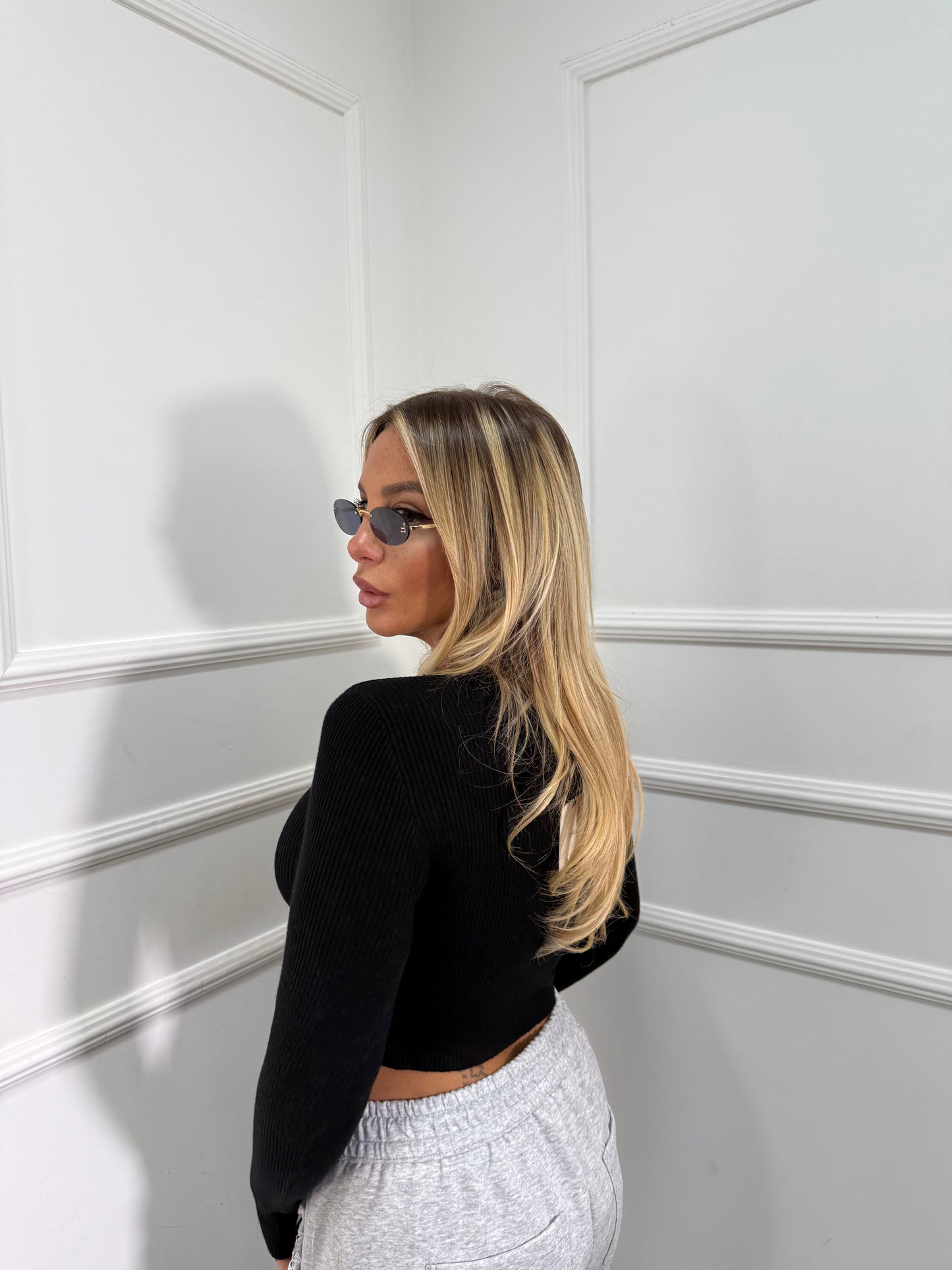 Maglioncino a costine scollo asimmetrico nero zs3022