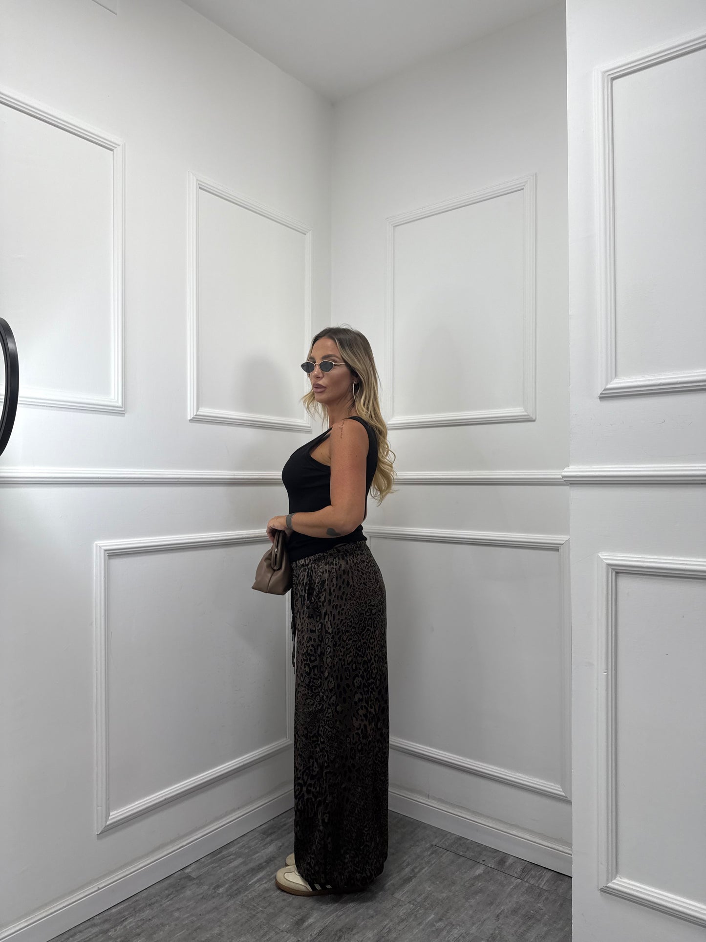 Canotta in cotone scollo a U nera p6053