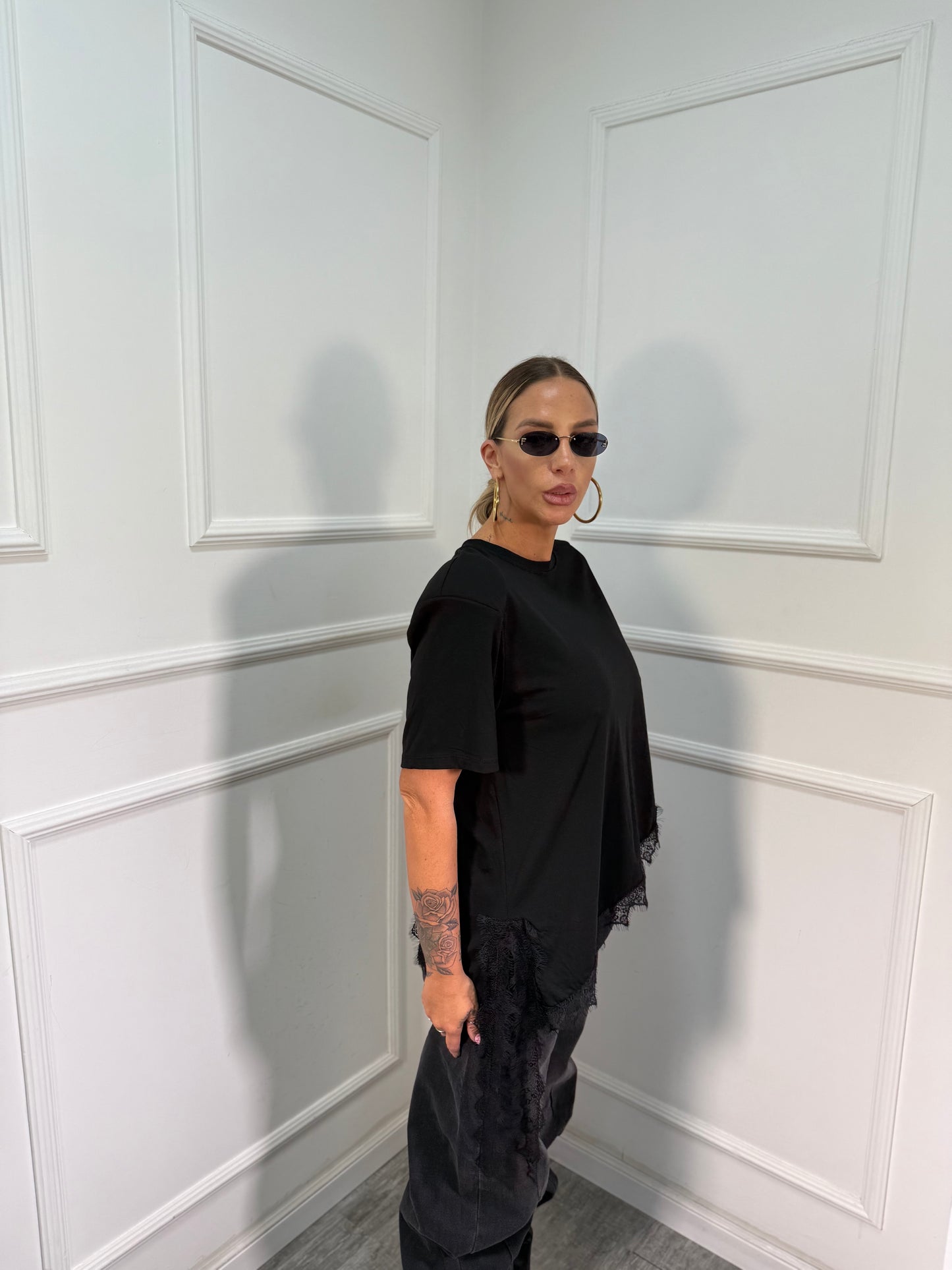 T-shirt asimmetrica con spalline in pizzo nera m30378