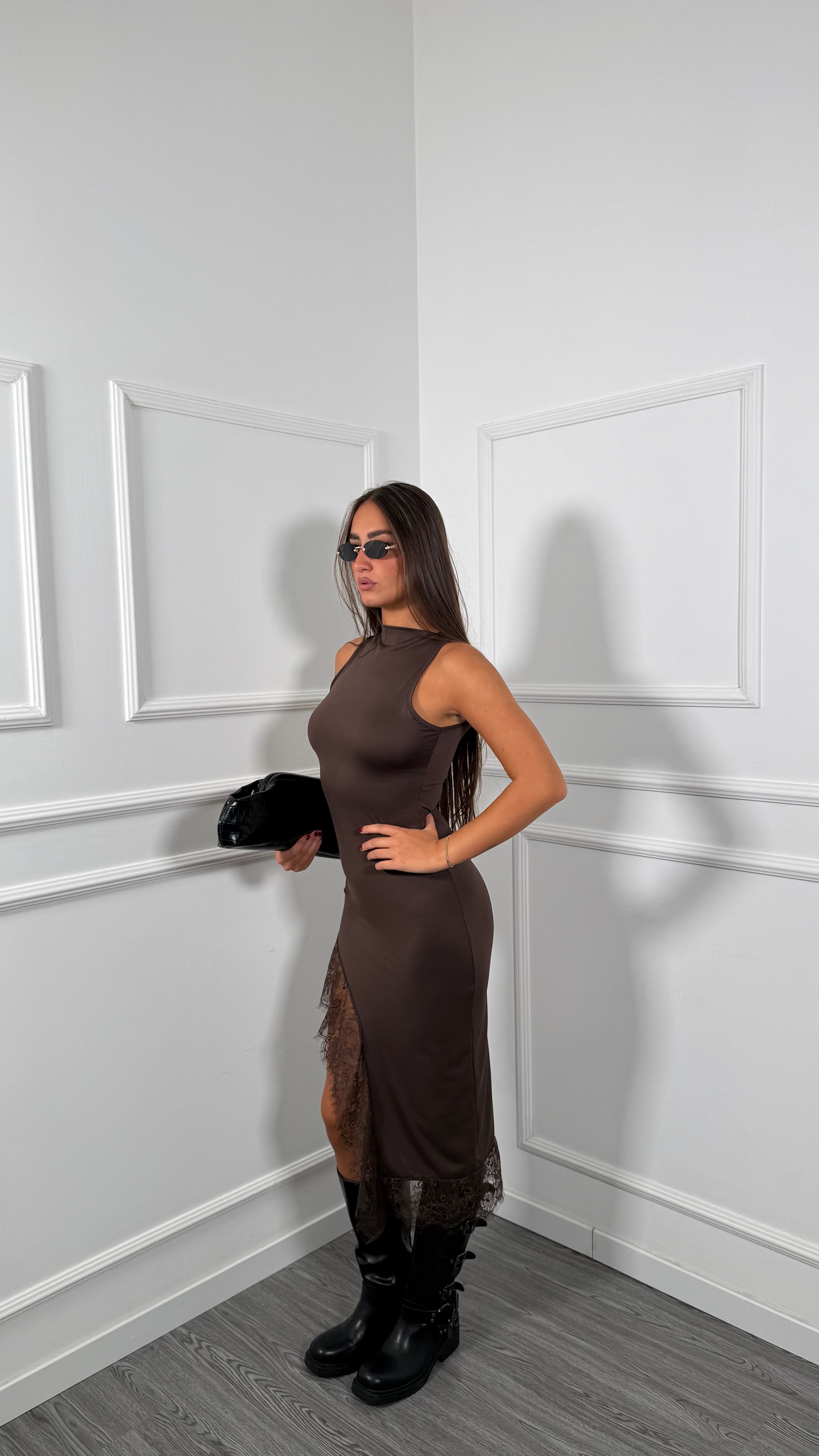 Abito lungo asimmetrico in lycra con pizzo cioccolato 23005