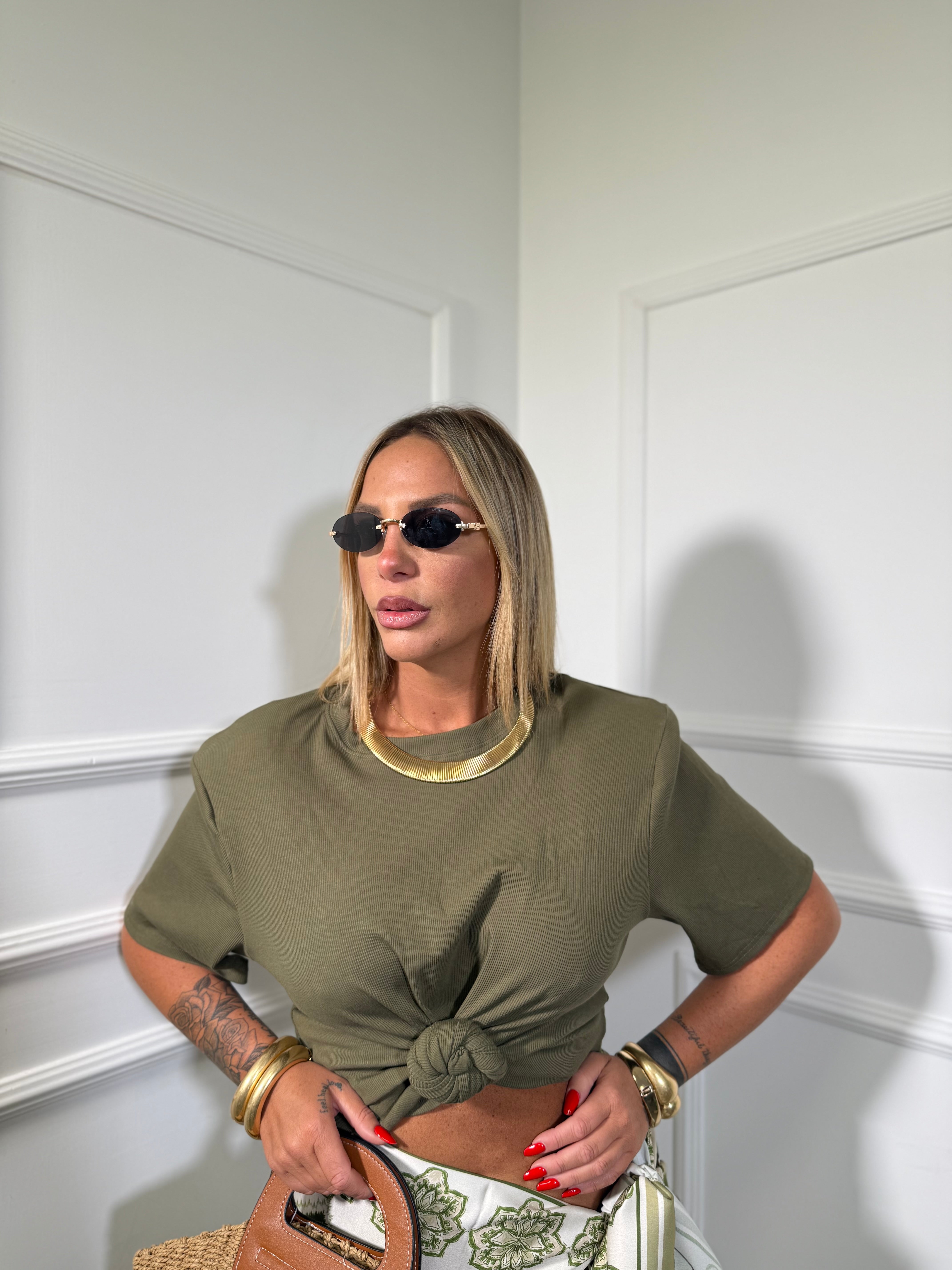 T-shirt crop con nodo e spalline verde militare h25004