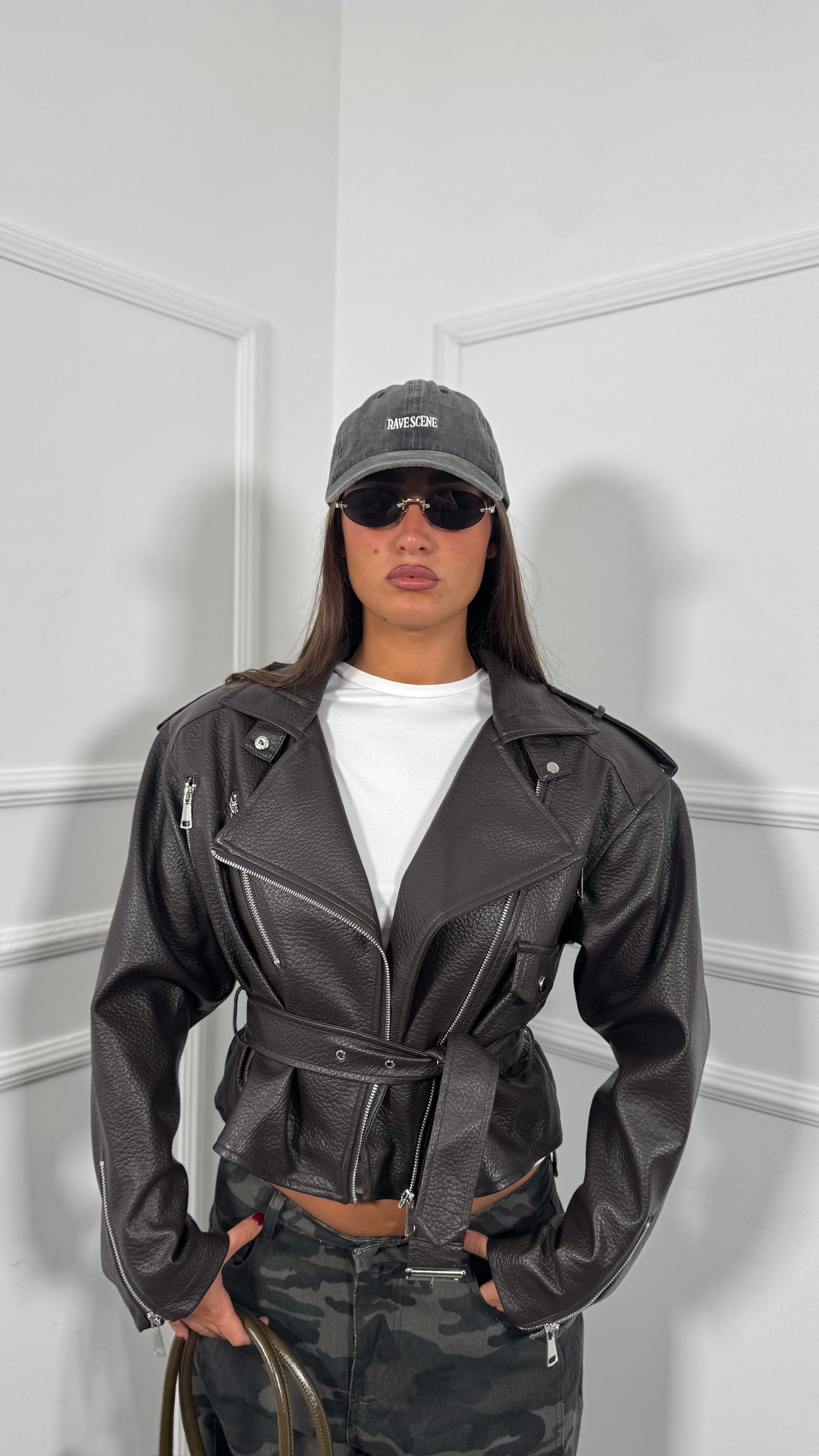 Biker ecopelle strutturato con spalline Sinclar testa di moro k6662