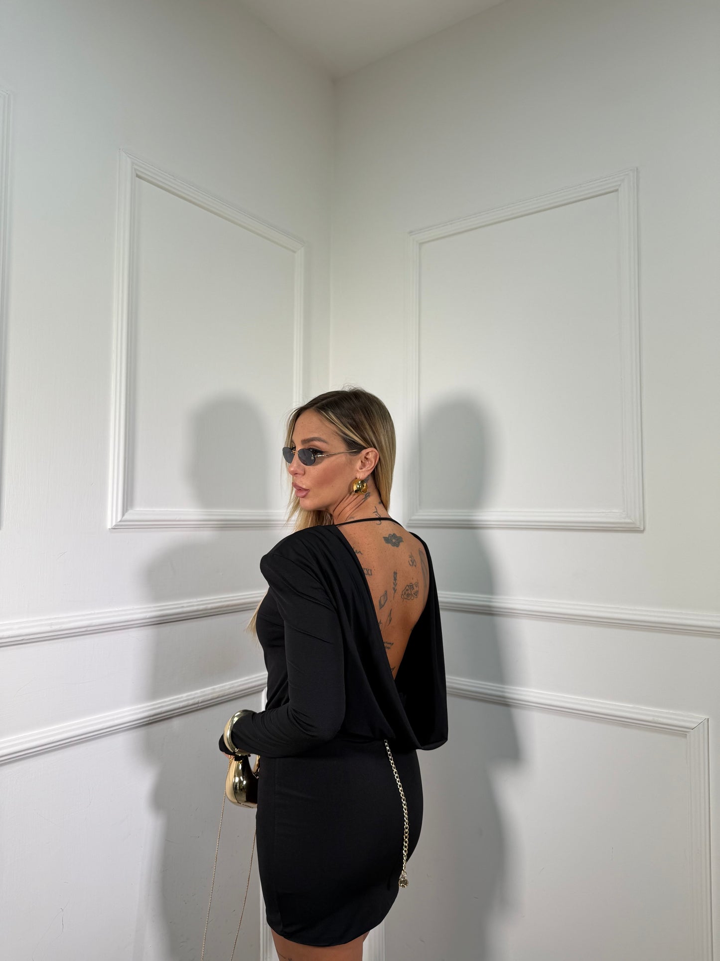 Abito con spalline e scollo a bicchiere Secret nero 27419