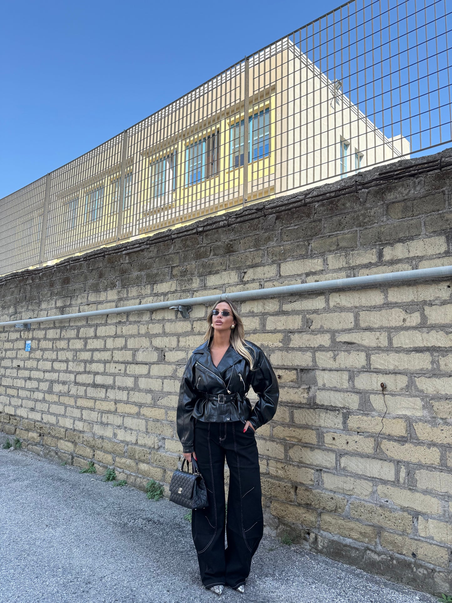 Biker ecopelle con spalline e cintura September nero