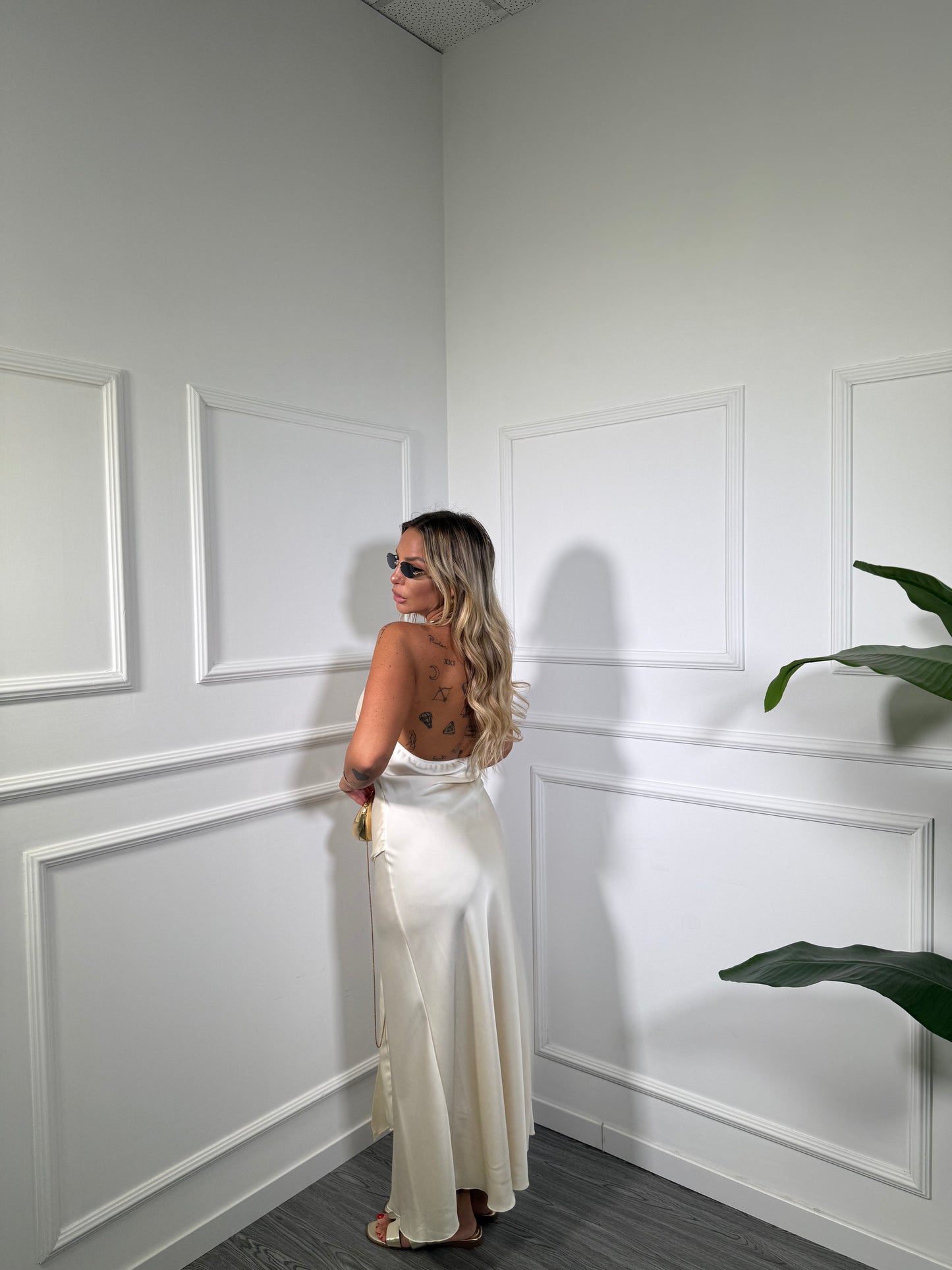 Abito midi in satin scollato sul retro con fusciacca panna 14061